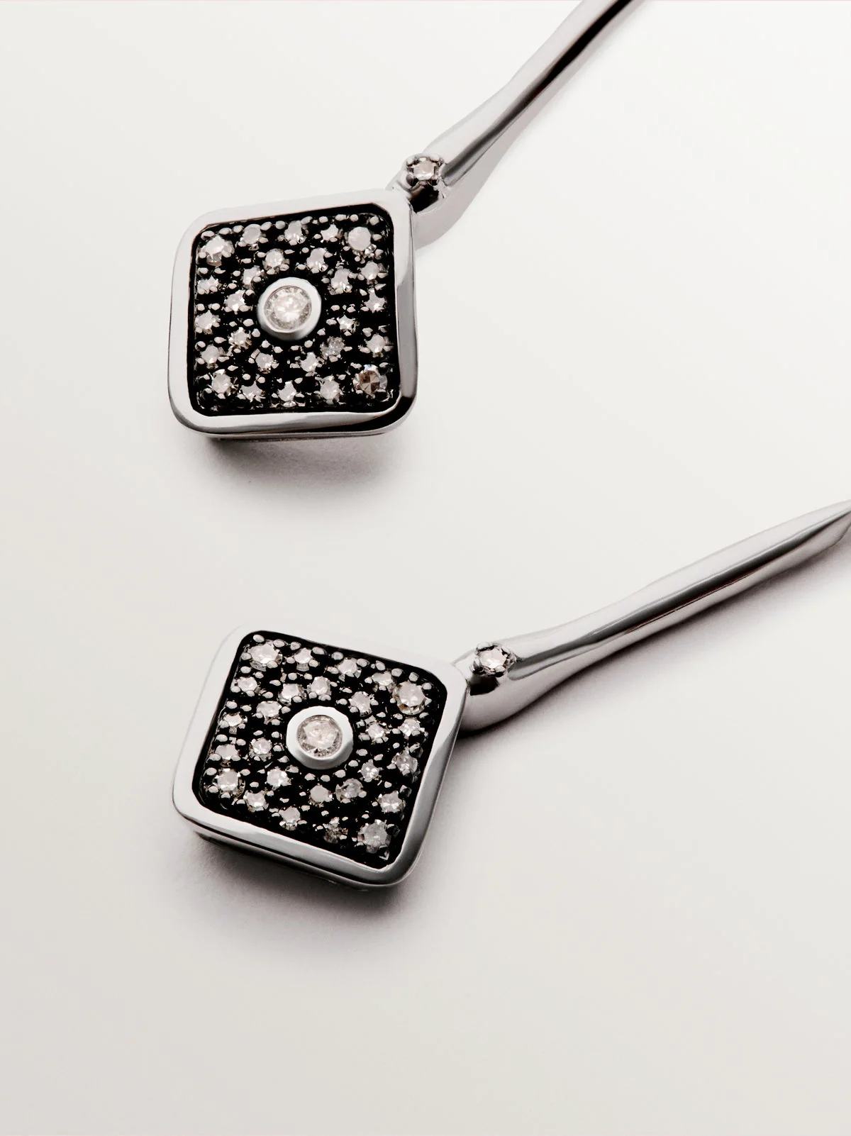 Pendientes largos de oro blanco de 9K con forma de rombo y diamantes - Image 5