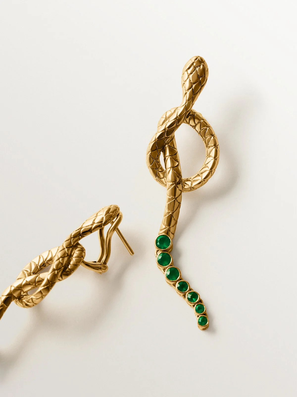 Pendientes largos de plata 925 bañada en oro amarillo de 18K con ónix verde y con forma de serpiente - Image 5