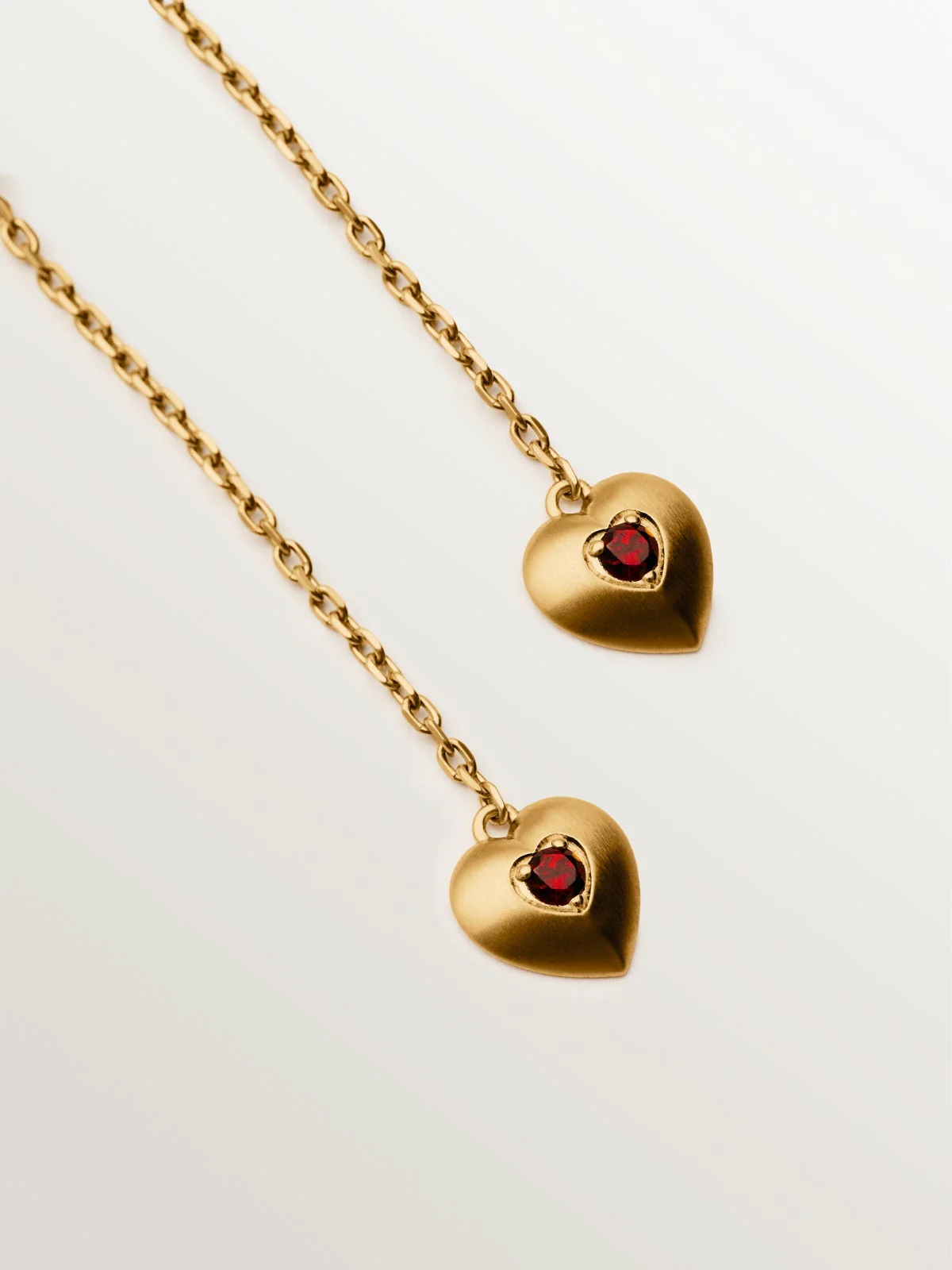 Pendientes largos de plata bañada en oro amarillo de 18K con cuentas de granates rojos, topacios blancos y forma de corazón - Image 5