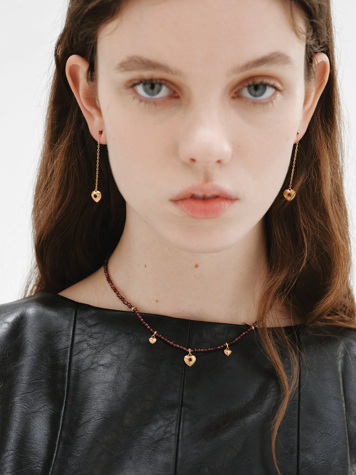 Pendientes largos de plata bañada en oro amarillo de 18K con cuentas de granates rojos, topacios blancos y forma de corazón - Image 6