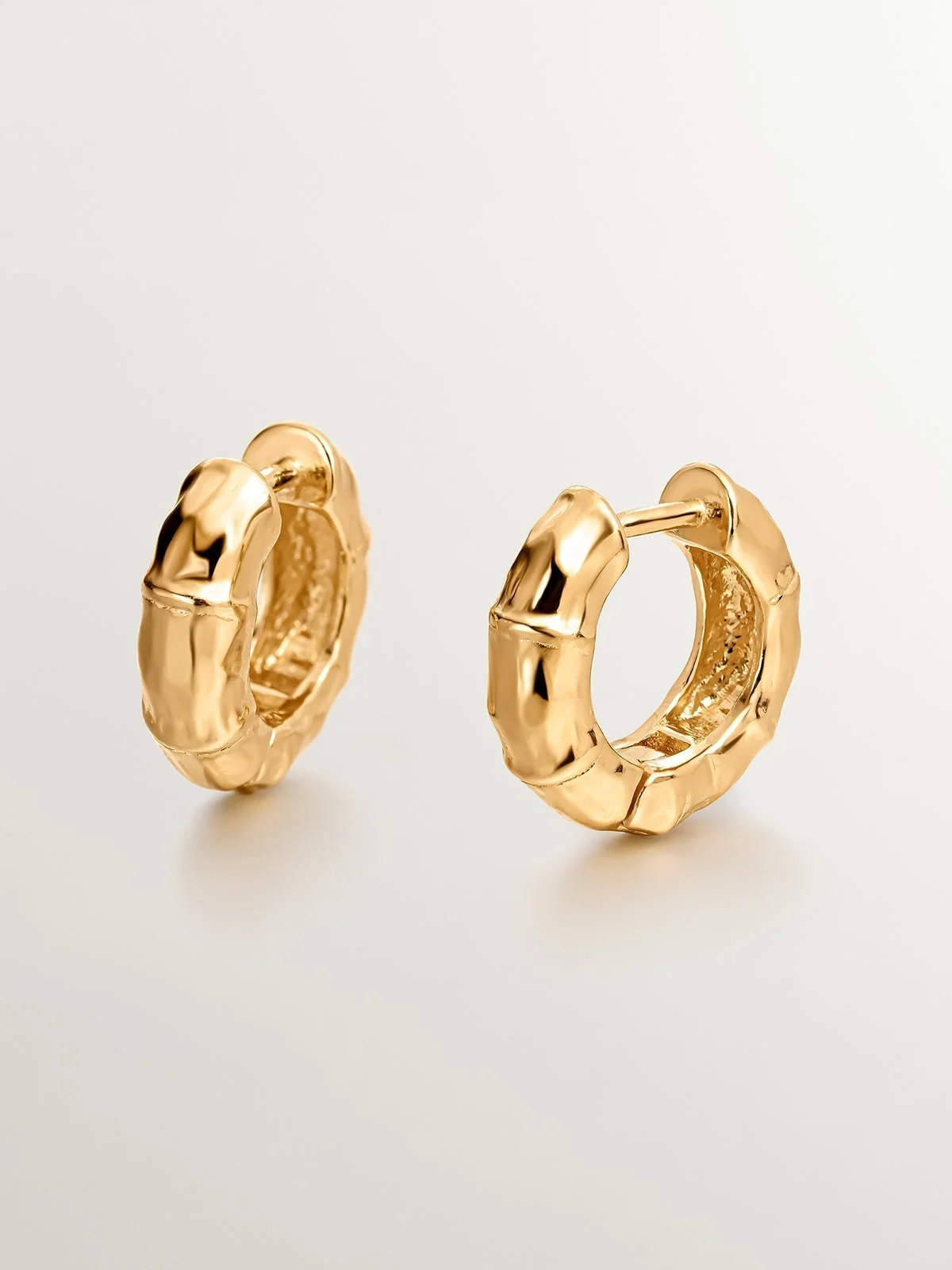 Pendientes pequeños de aro de plata 925 bañada en oro amarillo de 18K con textura de bambú