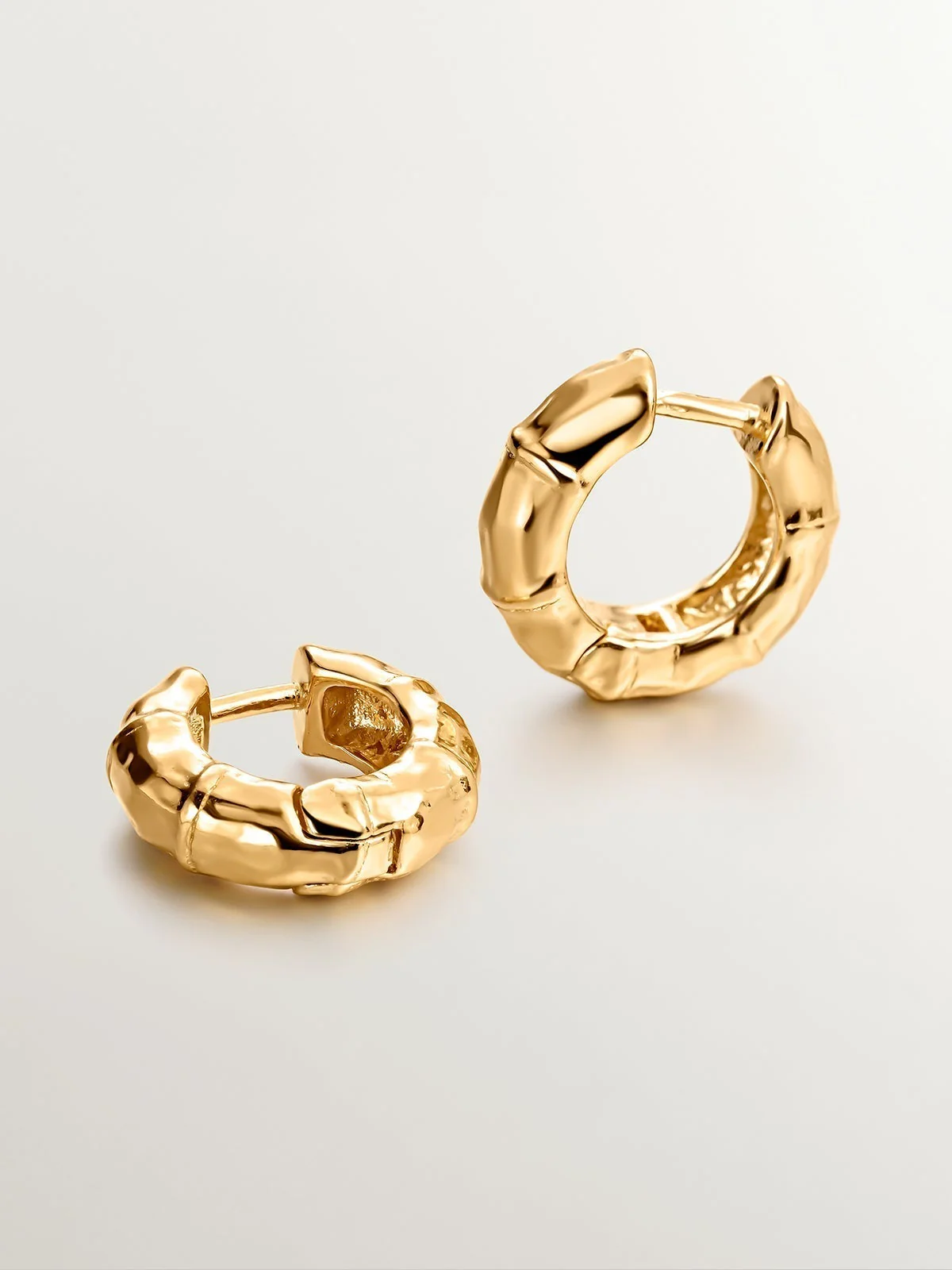 Pendientes pequeños de aro de plata 925 bañada en oro amarillo de 18K con textura de bambú - Image 3