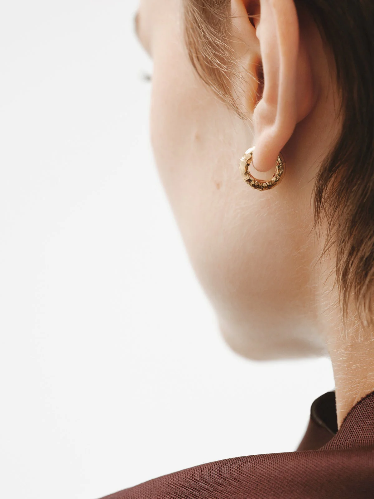 Pendientes pequeños de aro de plata 925 bañada en oro amarillo de 18K con textura de bambú - Image 4