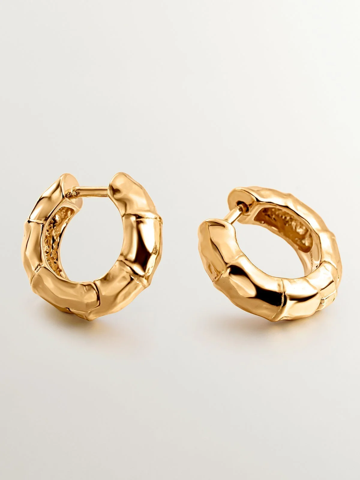Pendientes pequeños de aro de plata 925 bañada en oro amarillo de 18K con textura de bambú - Image 5