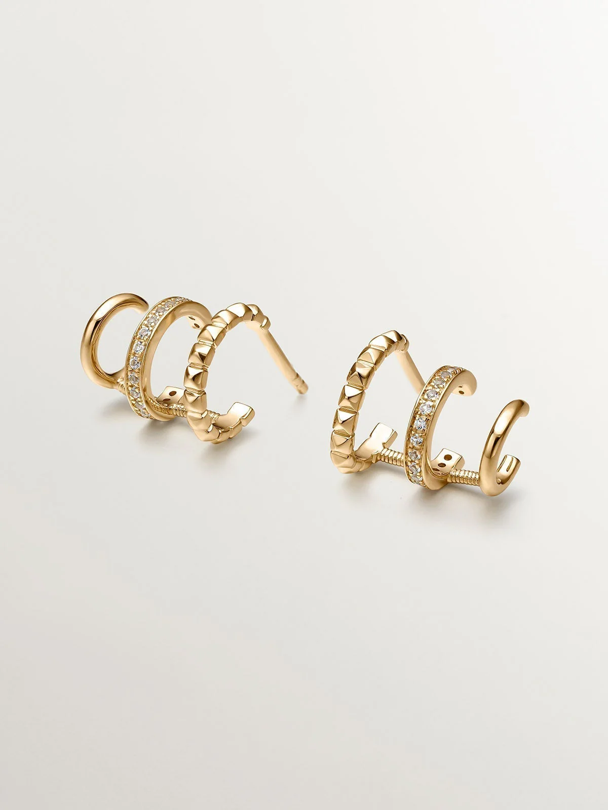 Pendientes trepadores de plata 925 bañada en oro amarillo de 18K con topacios blancos