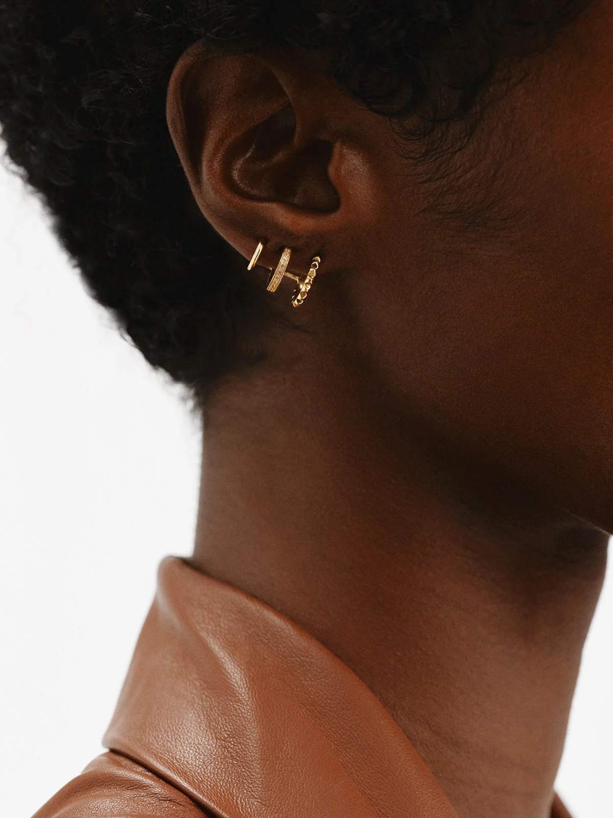 Pendientes trepadores de plata 925 bañada en oro amarillo de 18K con topacios blancos - Image 2