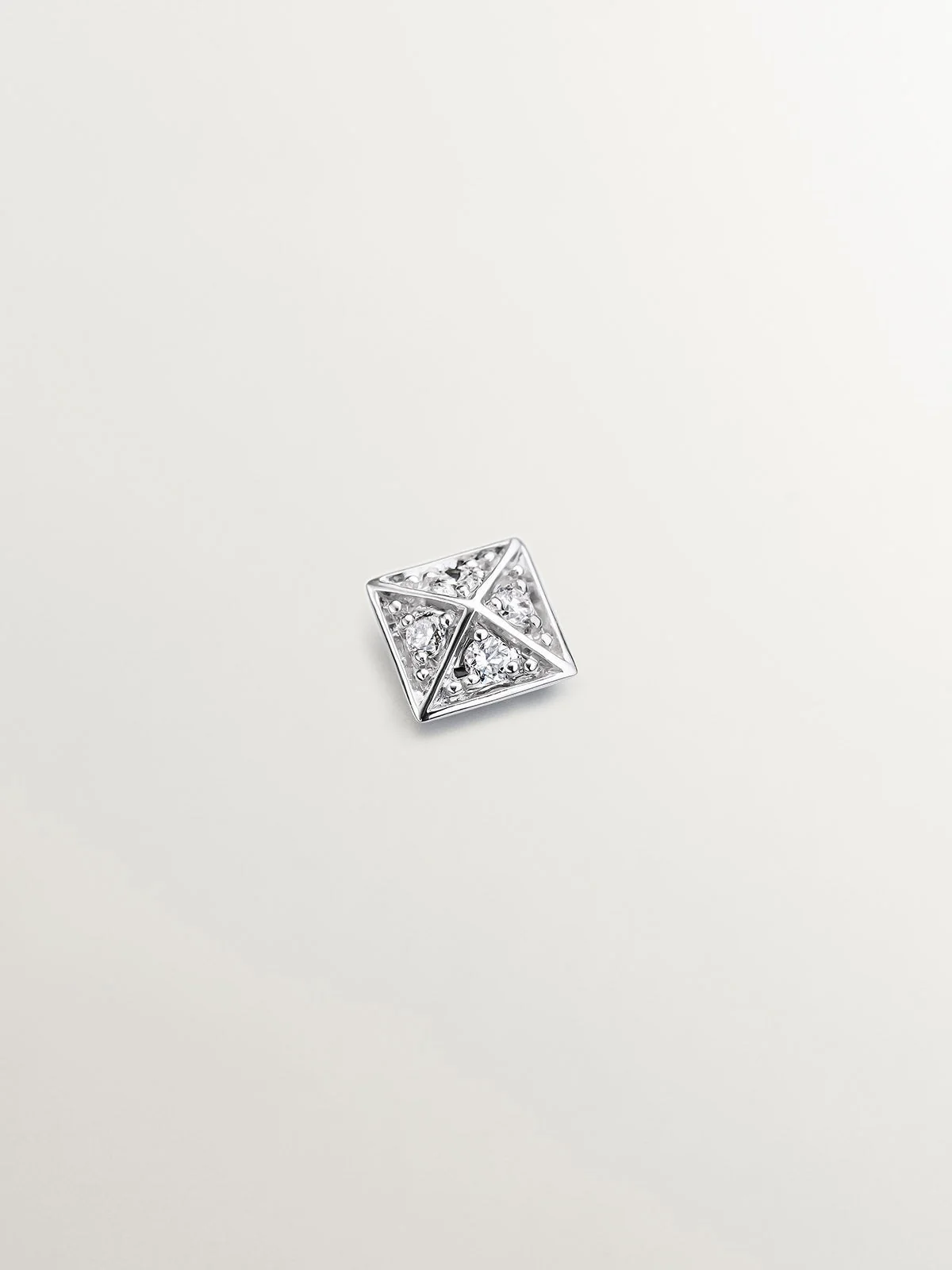 Piercing cuadrado de oro blanco de 18K con diamantes