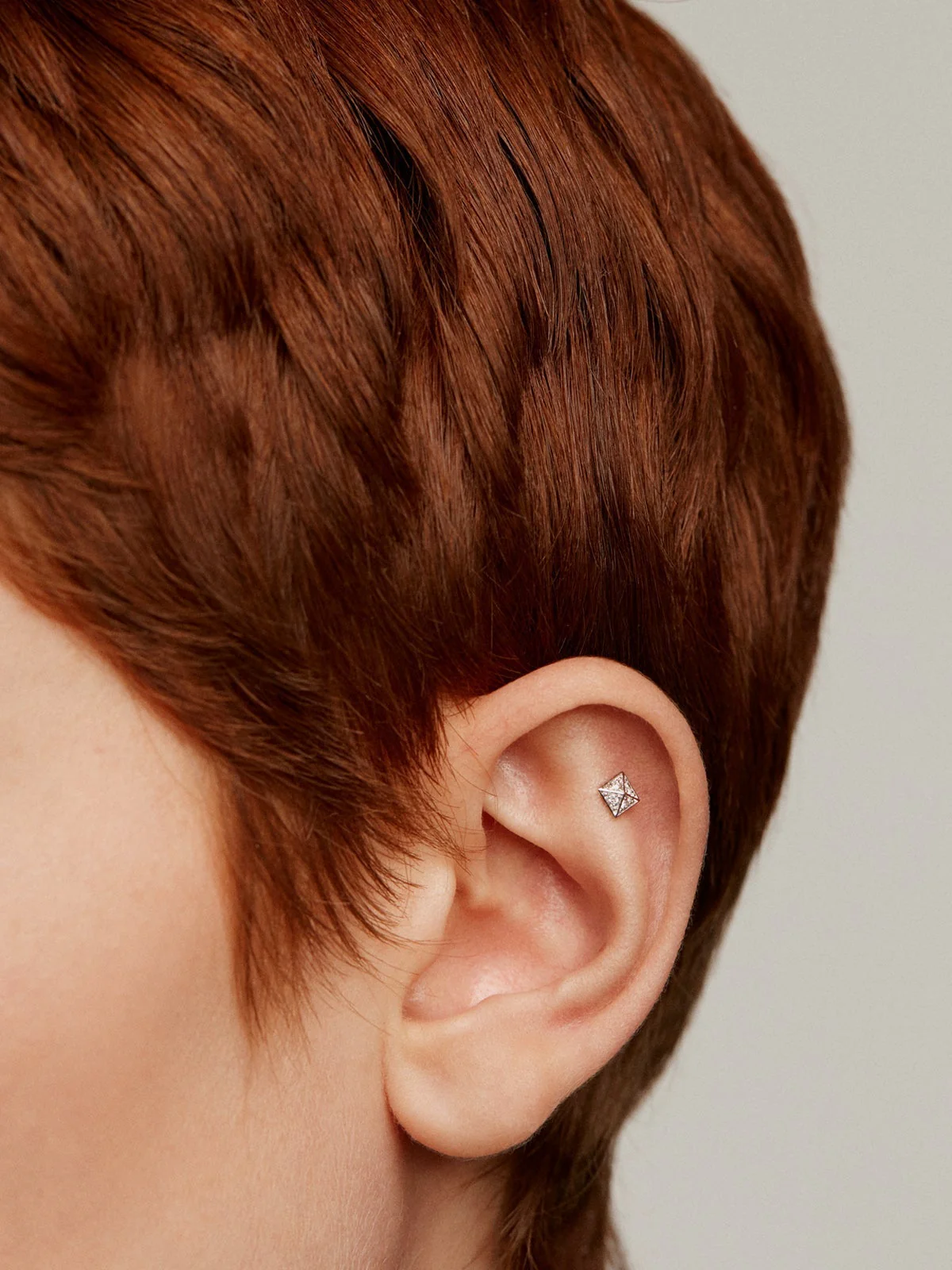 Piercing cuadrado de oro blanco de 18K con diamantes - Image 2