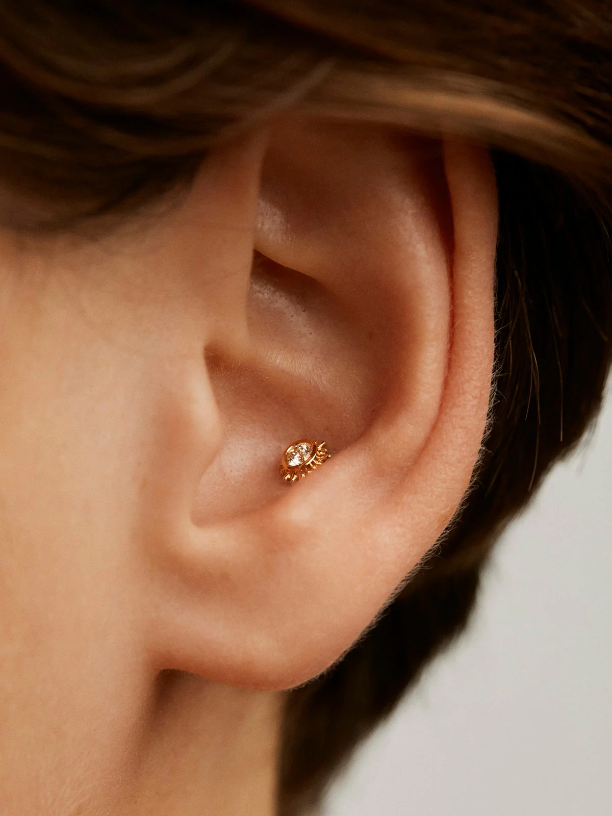 Piercing de oro amarillo de 18K con diamante - Image 2