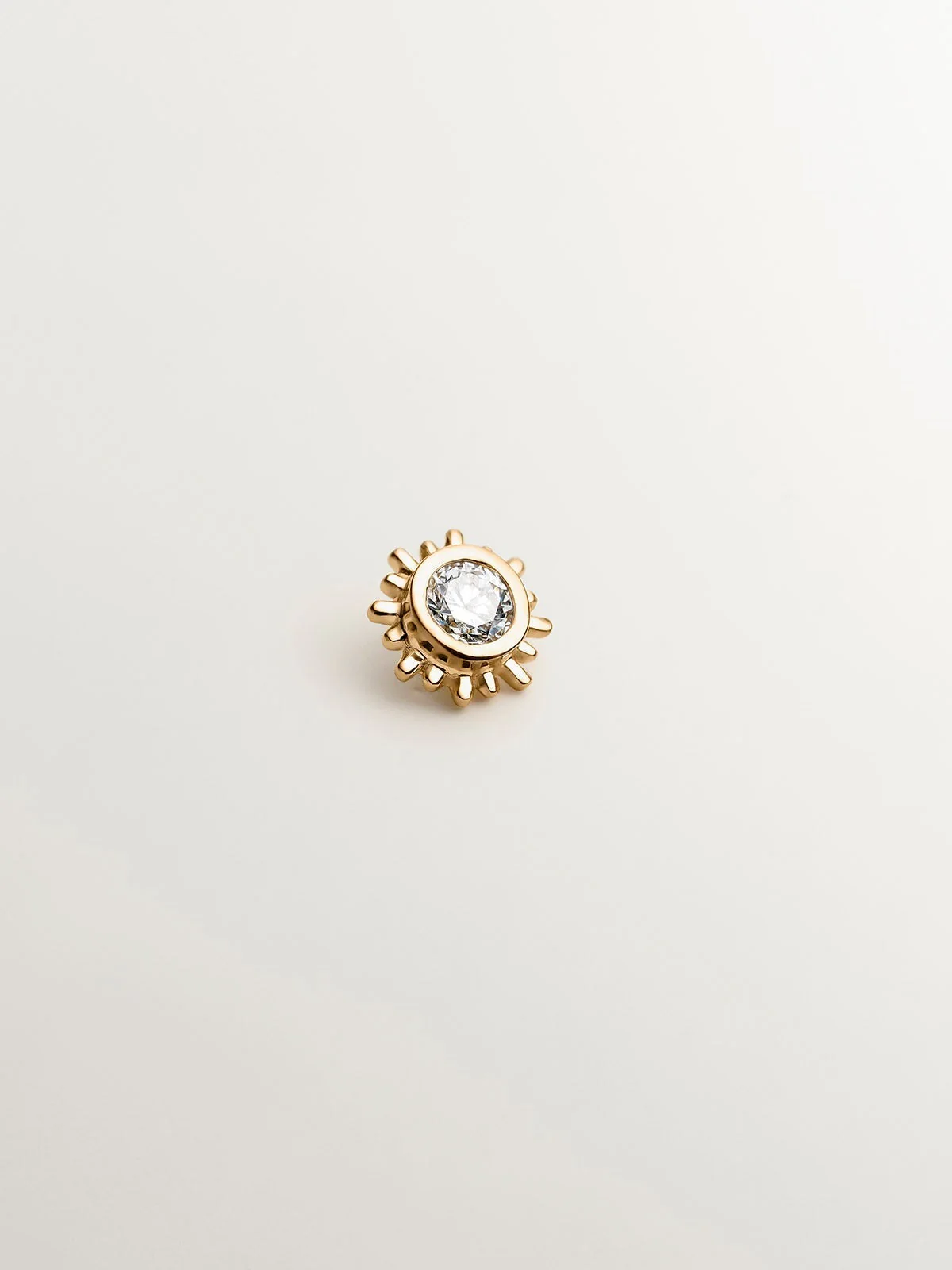 Piercing de oro amarillo de 18K con diamante