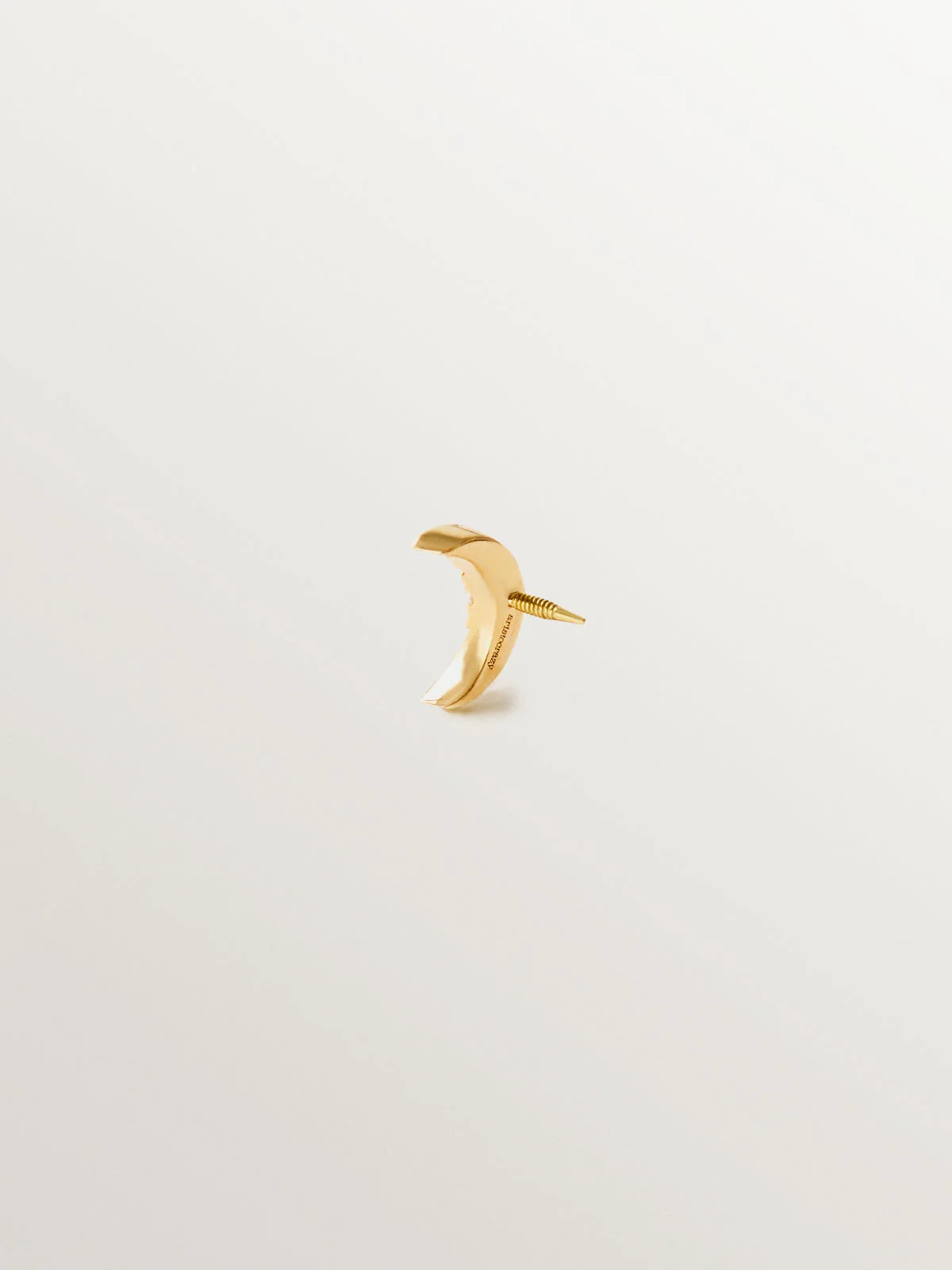 Piercing de oro amarillo de 18K con diamantes en talla brillante y forma de luna - Image 3