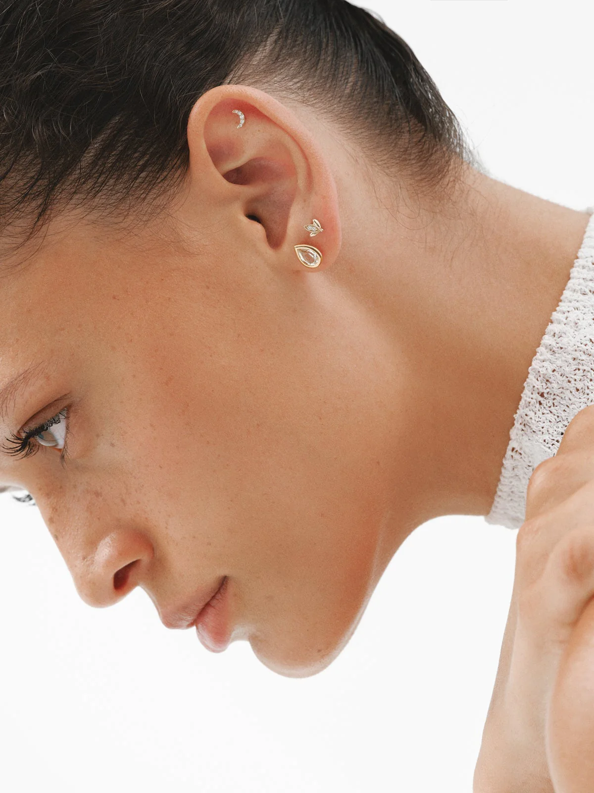 Piercing de oro amarillo de 18K con diamantes en talla brillante y forma de luna - Image 6