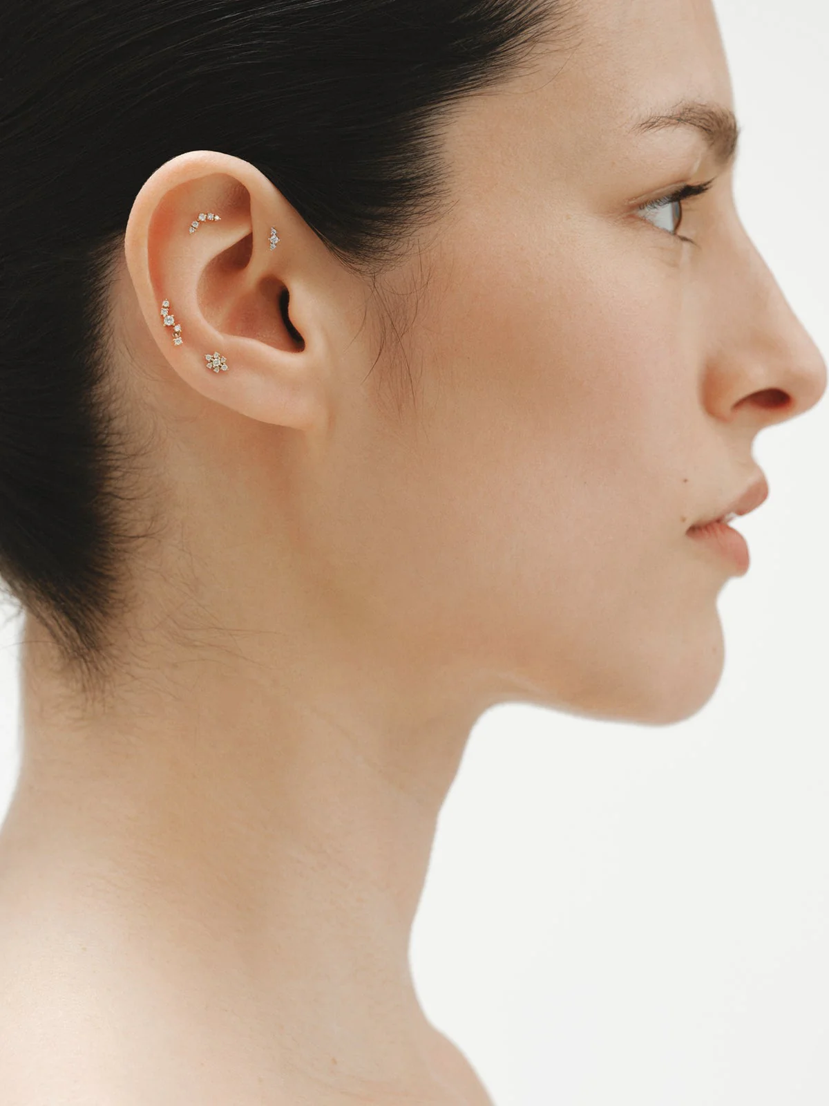 Piercing de oro amarillo de 18K con diamantes y forma de flor - Image 5