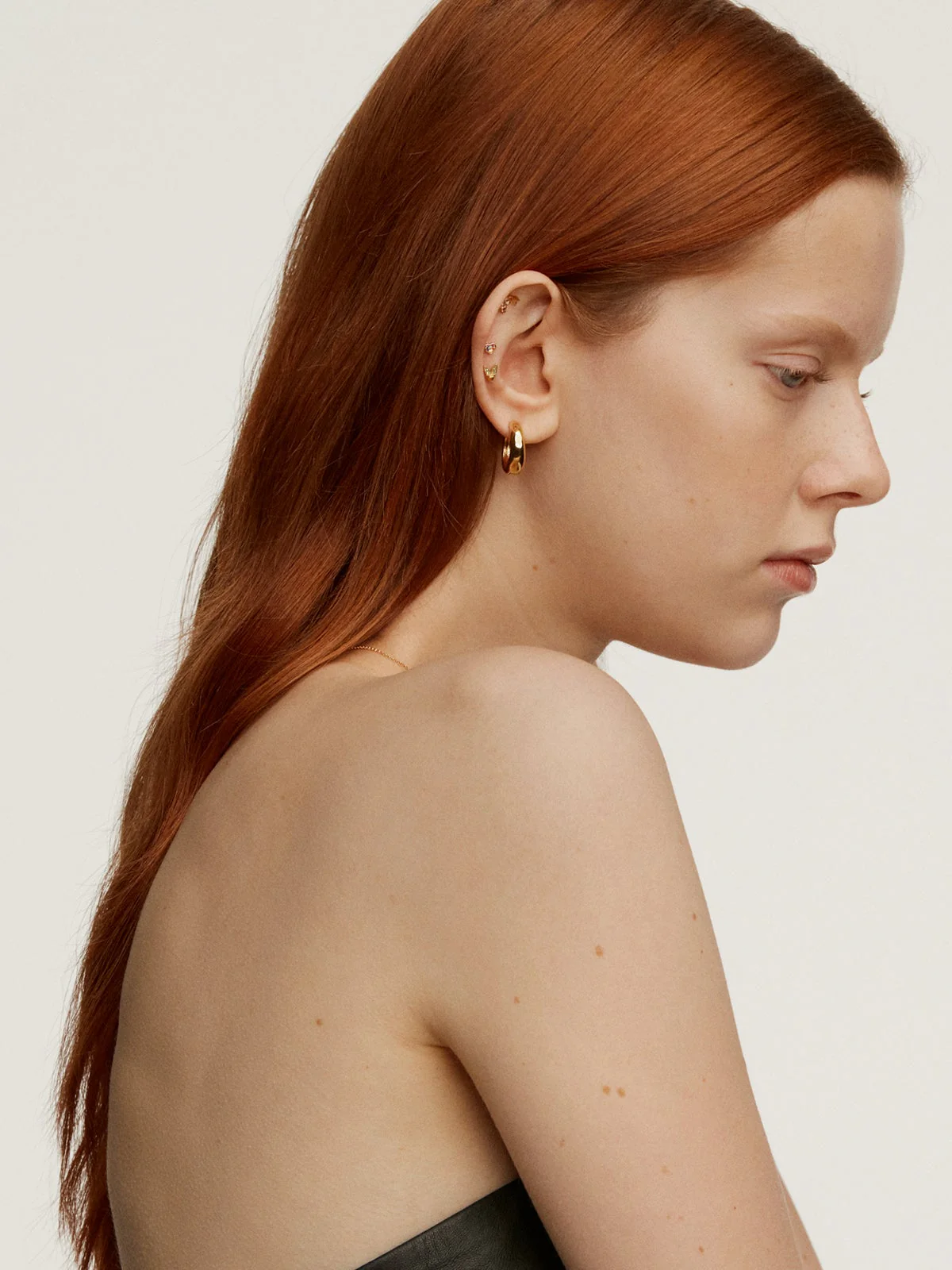 Piercing de oro amarillo de 18K con esmeraldas y forma de alas - Image 6