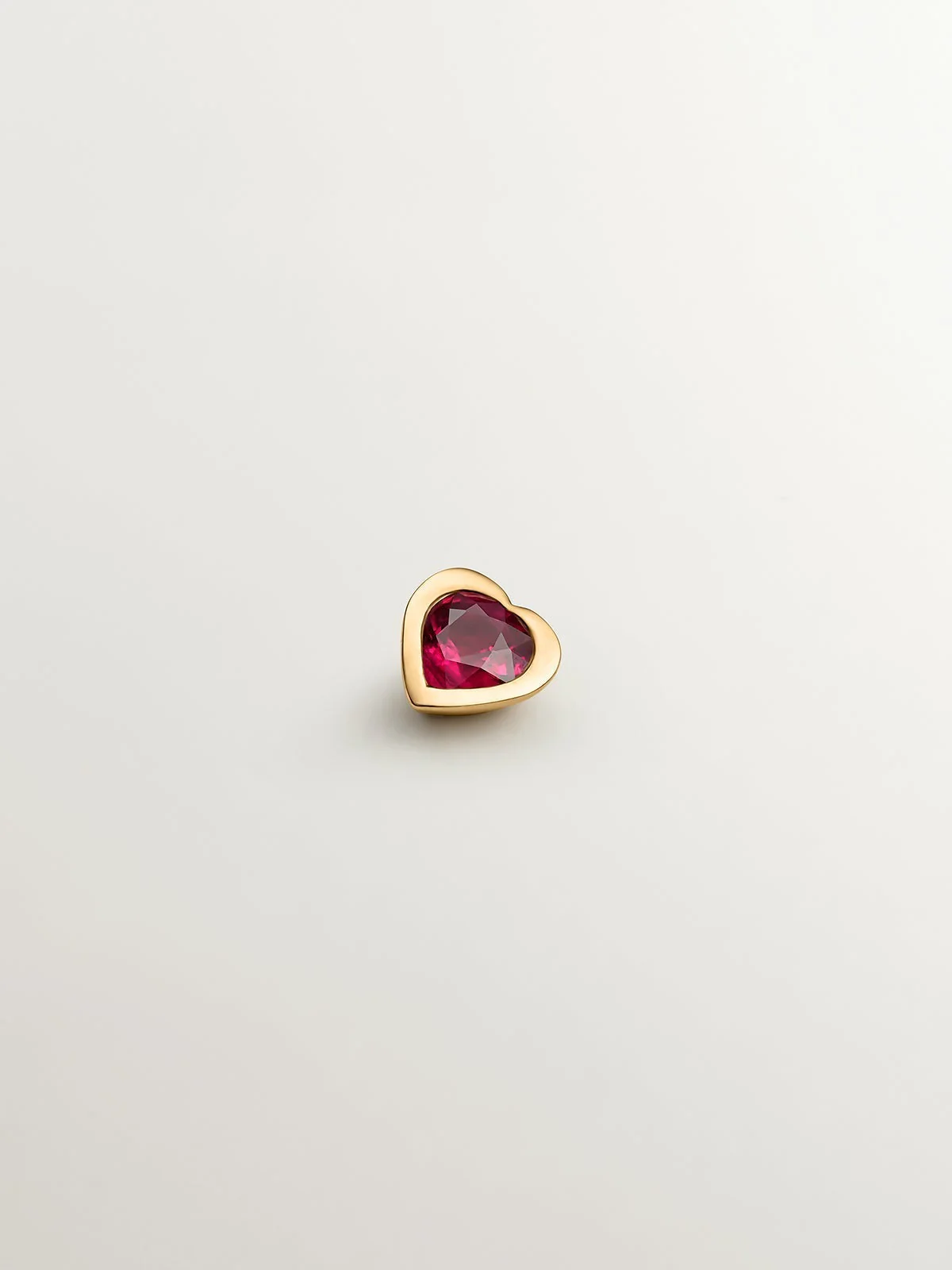 Piercing de oro amarillo de 18K con rubí en talla corazón