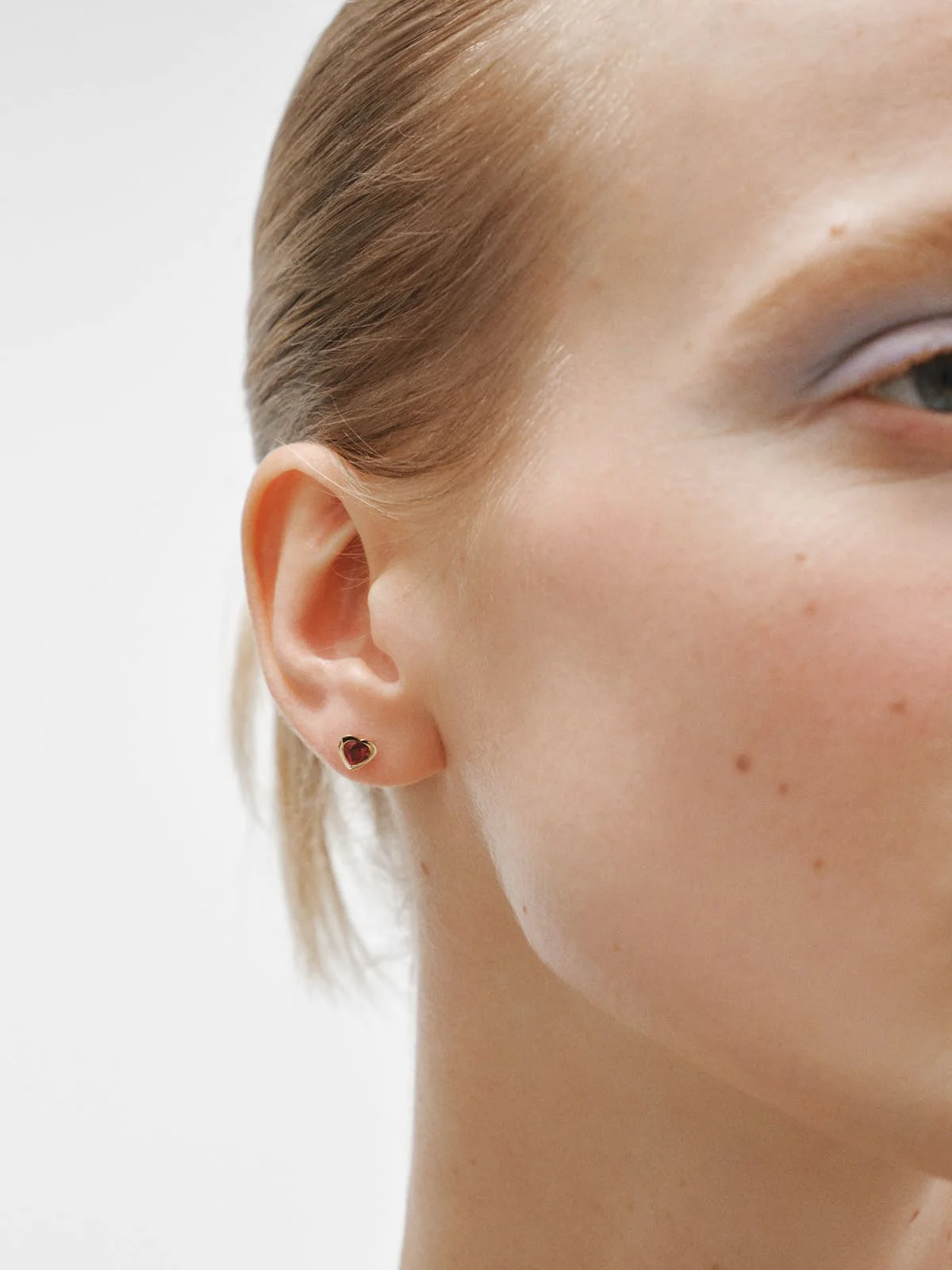 Piercing de oro amarillo de 18K con rubí en talla corazón - Image 2