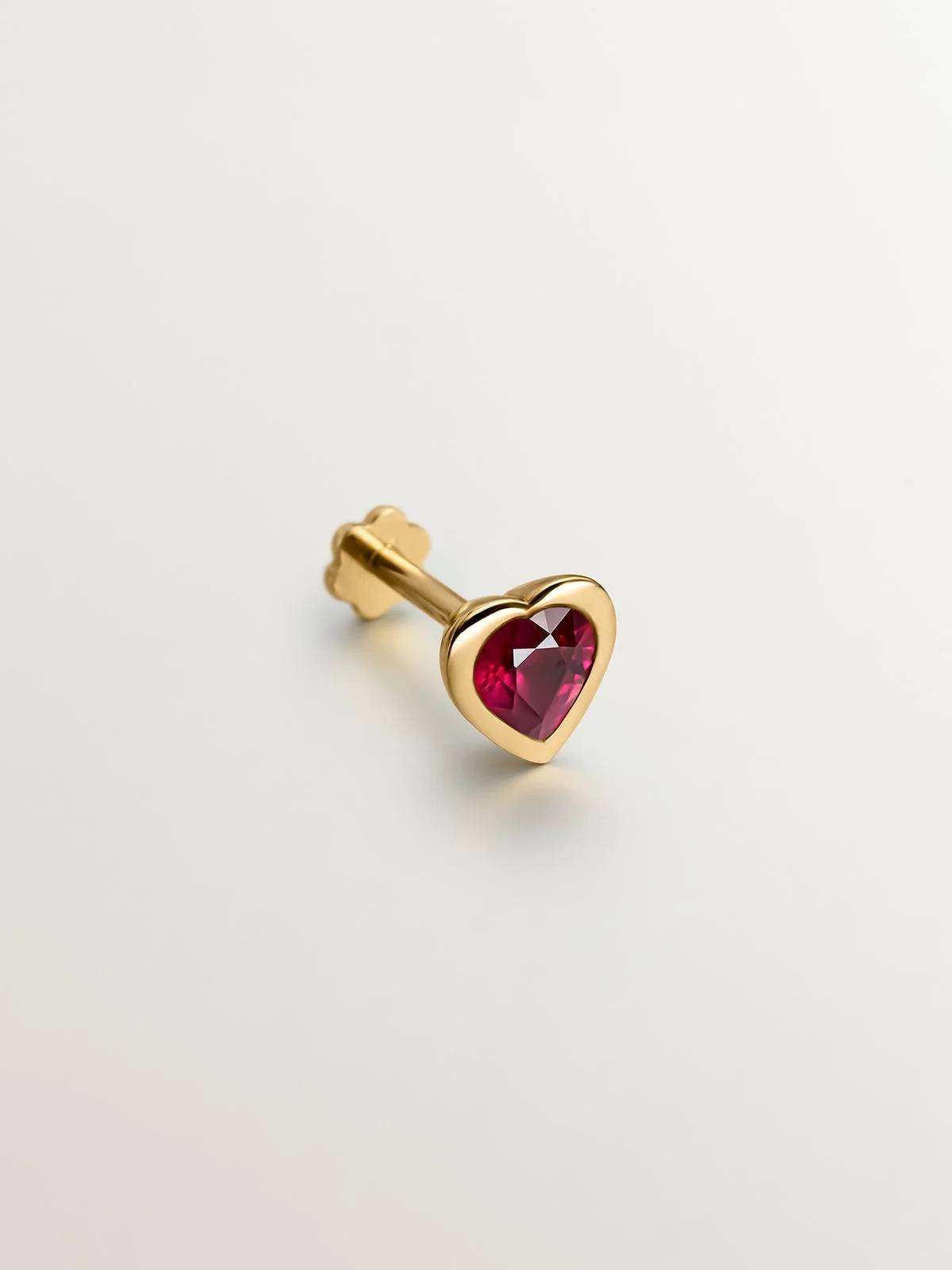 Piercing de oro amarillo de 18K con rubí en talla corazón - Image 3