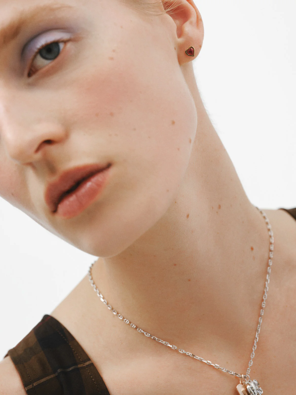 Piercing de oro amarillo de 18K con rubí en talla corazón - Image 7