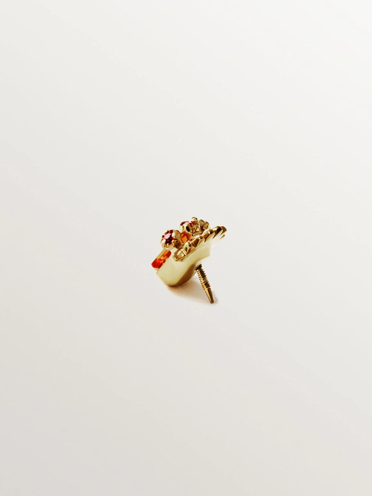 Piercing de oro amarillo de 18K con zafiro naranja central y rubíes rosas - Image 3