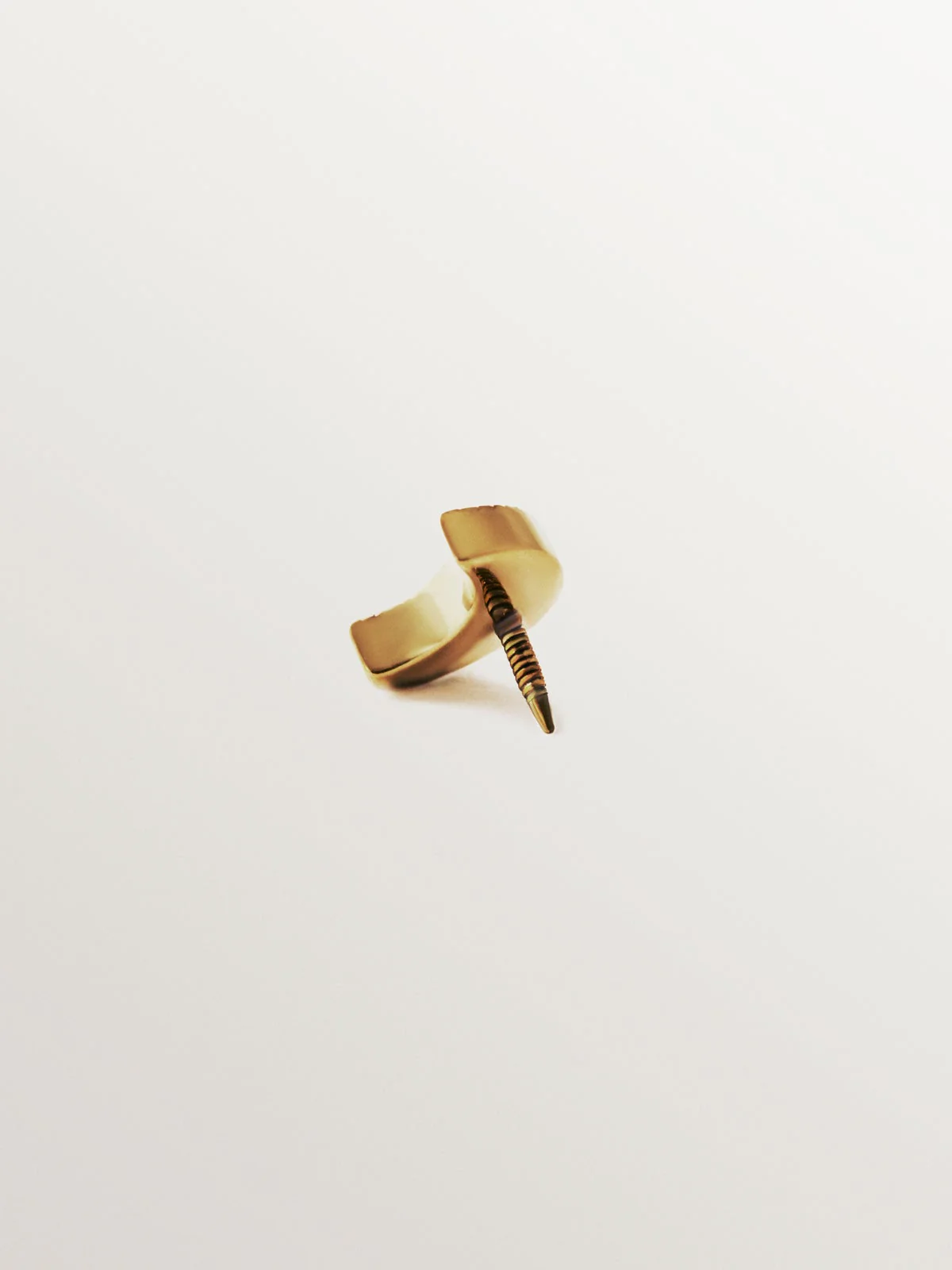 Piercing de oro amarillo de 18K con zafiros multicolor y forma de luna - Image 3