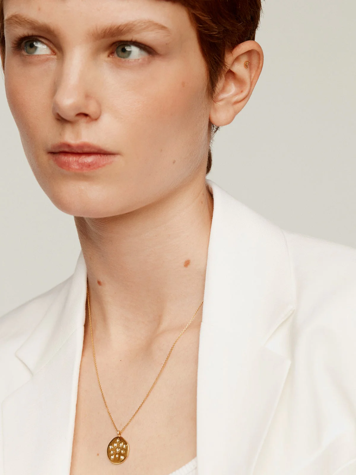 Piercing de oro amarillo de 18K con zafiros multicolor y forma de luna - Image 6