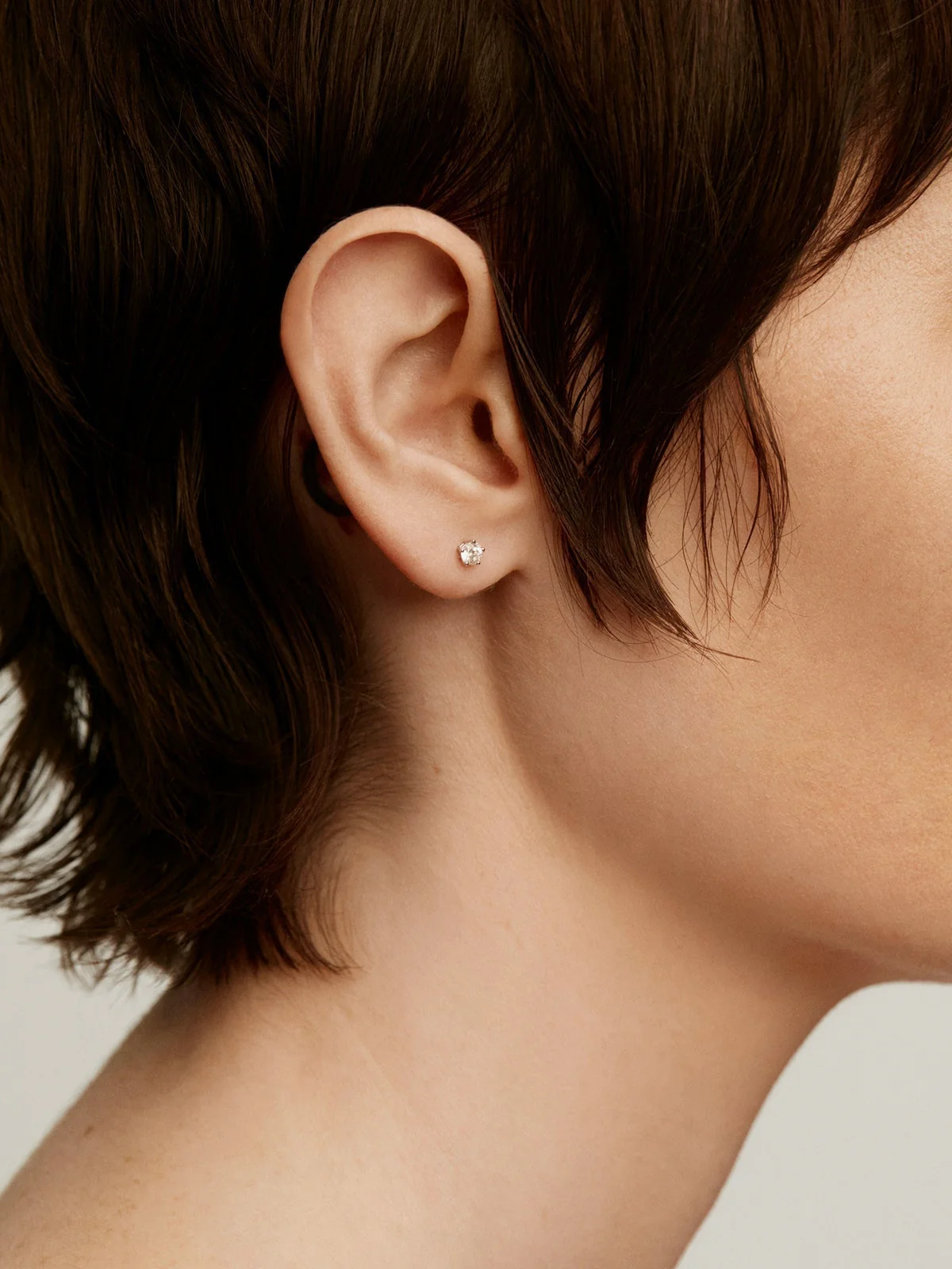 Piercing de oro blanco de 18K con diamante 0,15 cts - Image 2