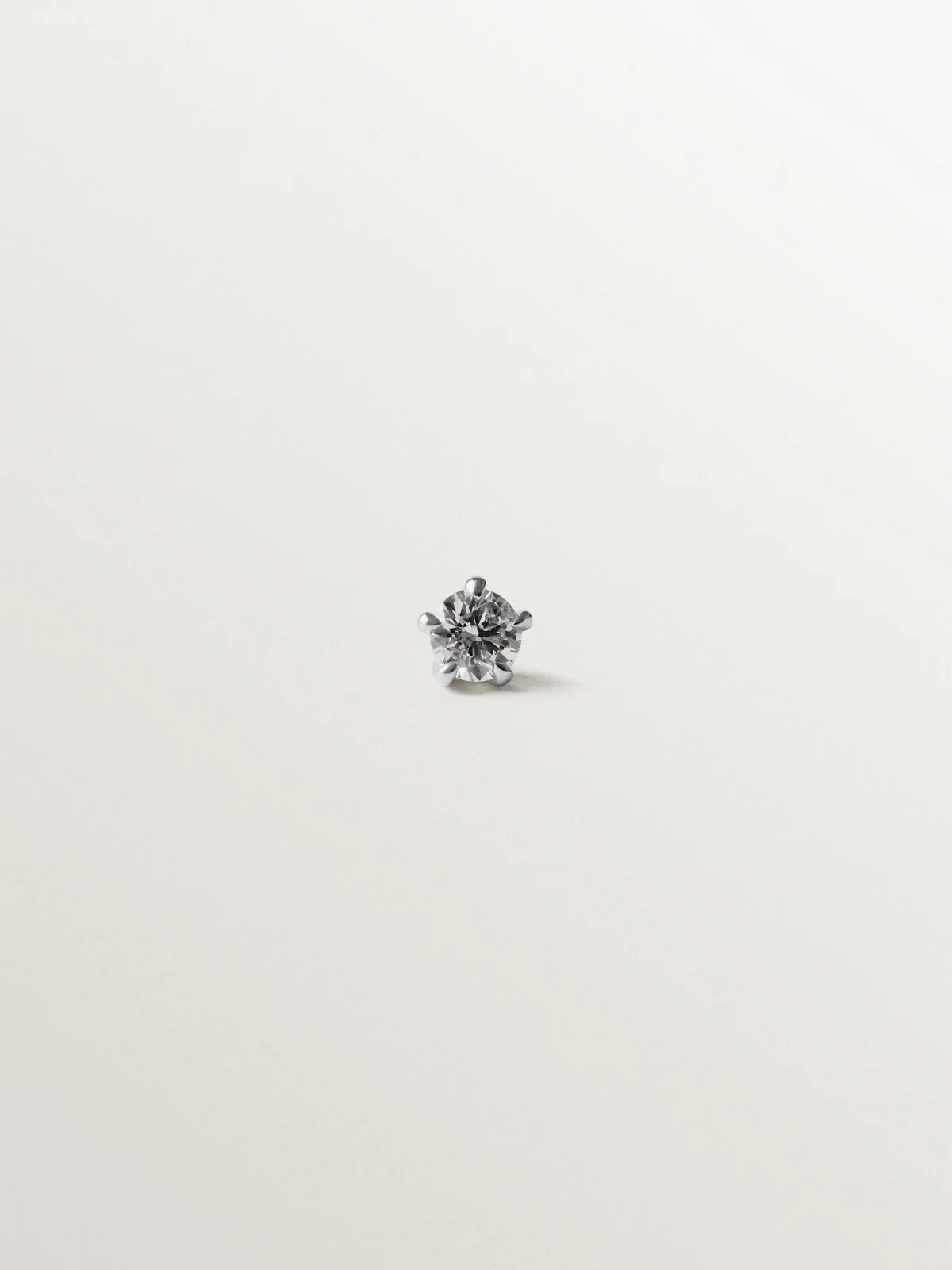 Piercing de oro blanco de 18K con diamante