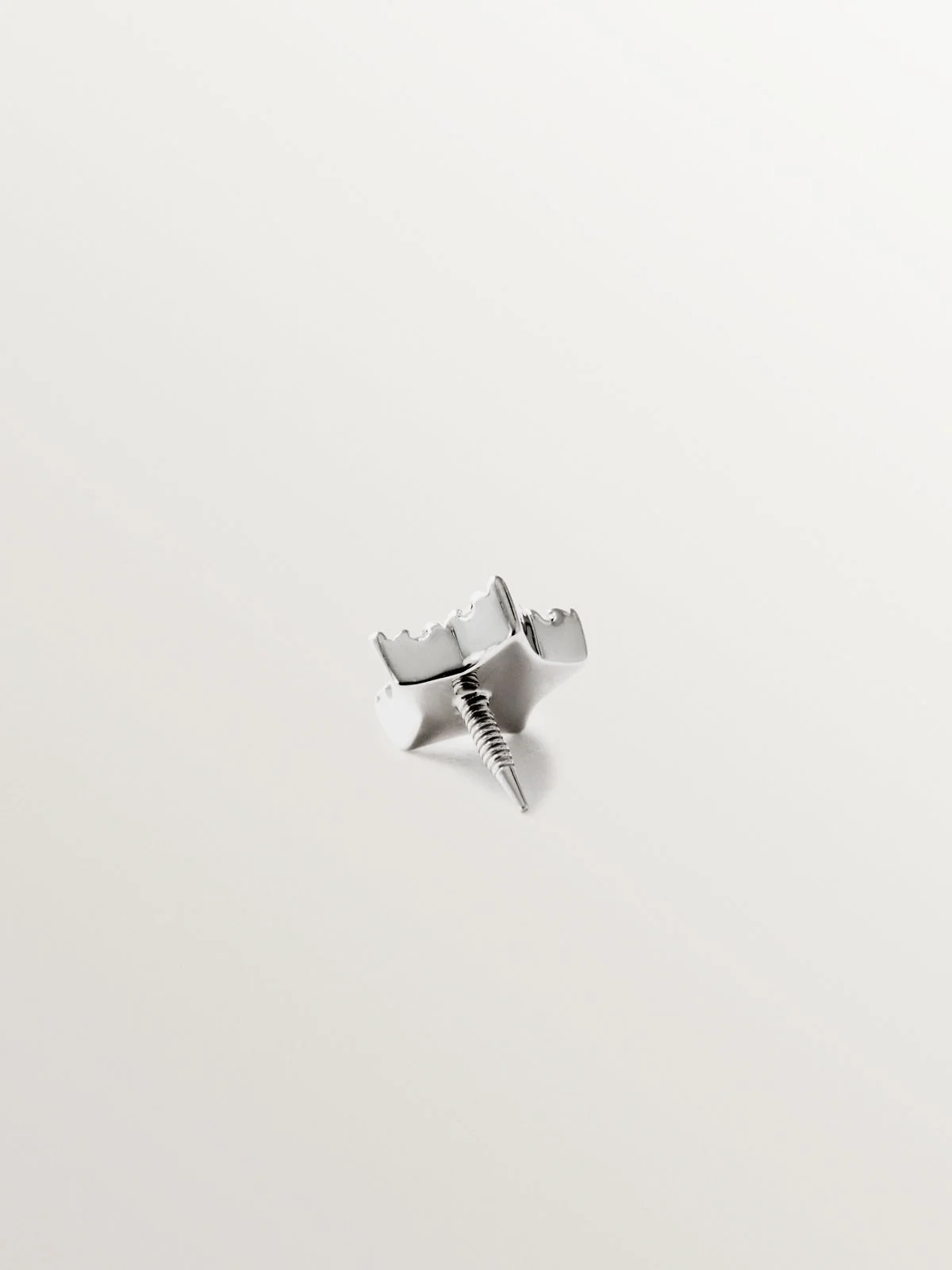 Piercing de oro blanco de 18K con diamantes 0,05 cts y forma de estrella - Image 3