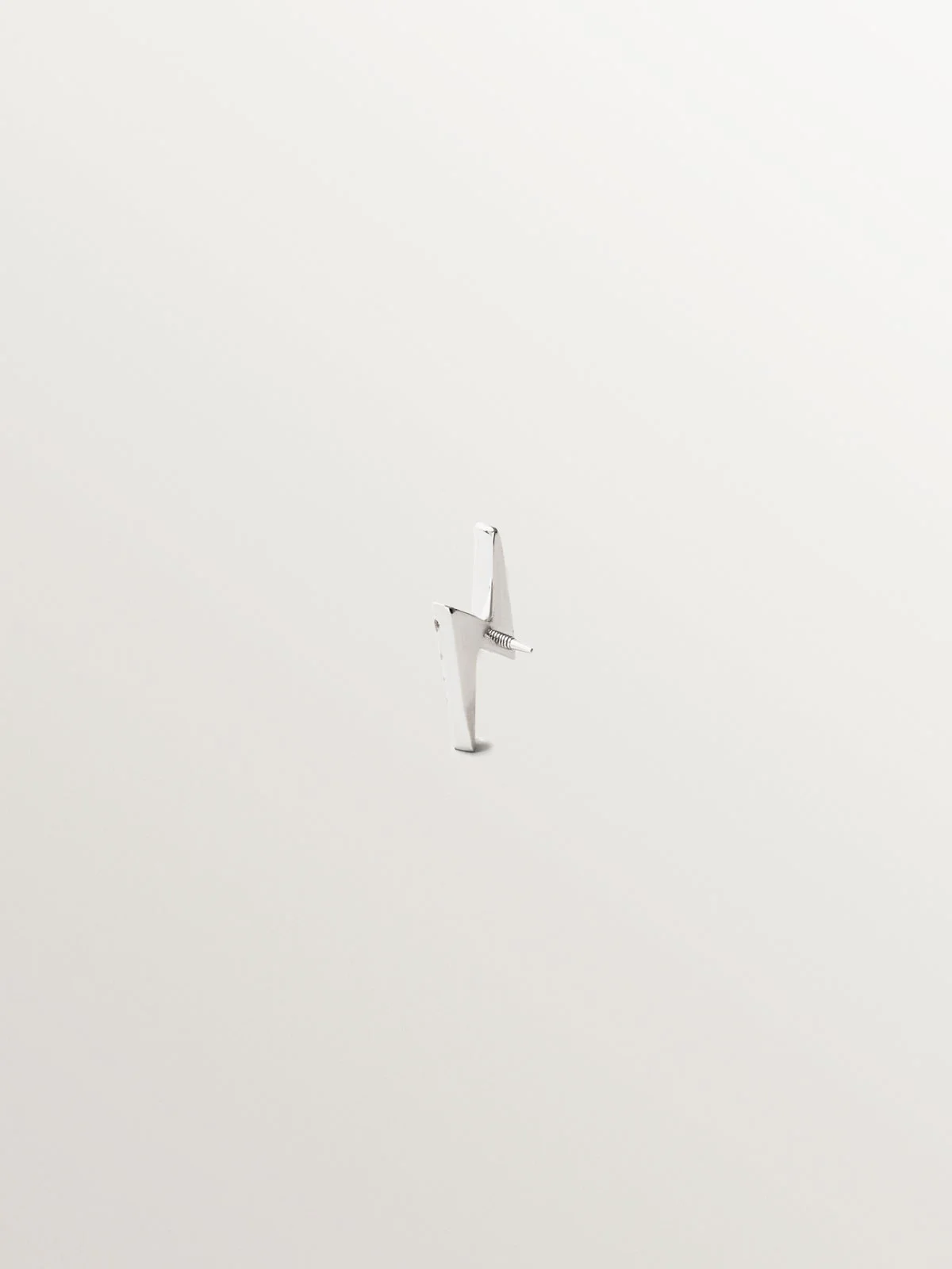 Piercing de oro blanco de 18K con diamantes en talla brillante y forma de rayo - Image 3