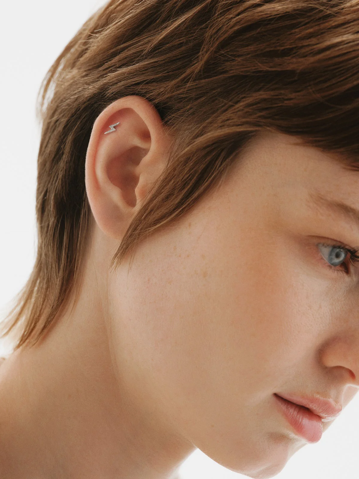 Piercing de oro blanco de 18K con diamantes en talla brillante y forma de rayo - Image 4