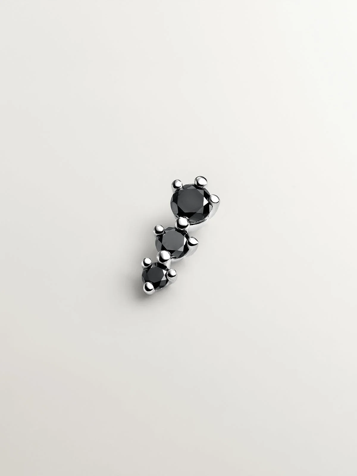 Piercing de oro blanco de 18k con diamantes negros