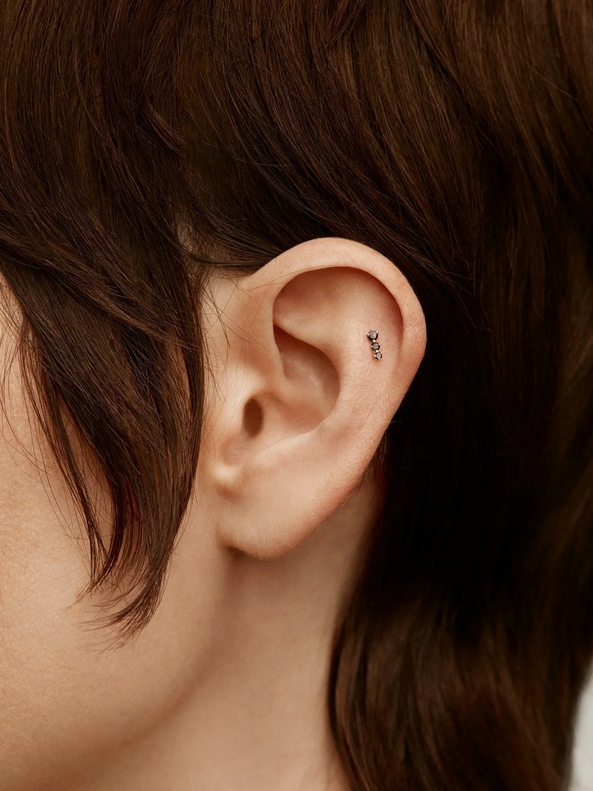 Piercing de oro blanco de 18k con diamantes negros - Image 2
