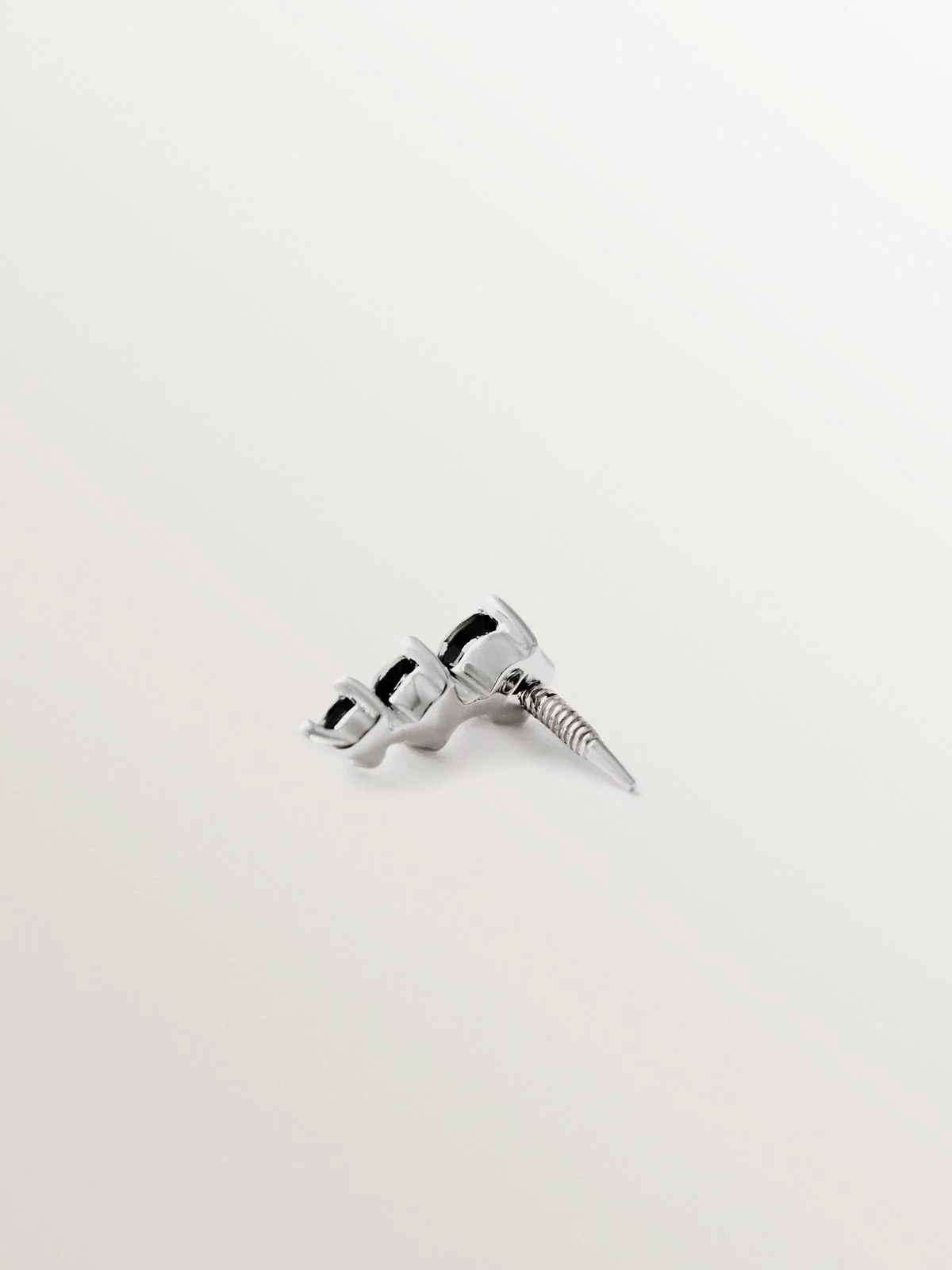 Piercing de oro blanco de 18k con diamantes negros - Image 3