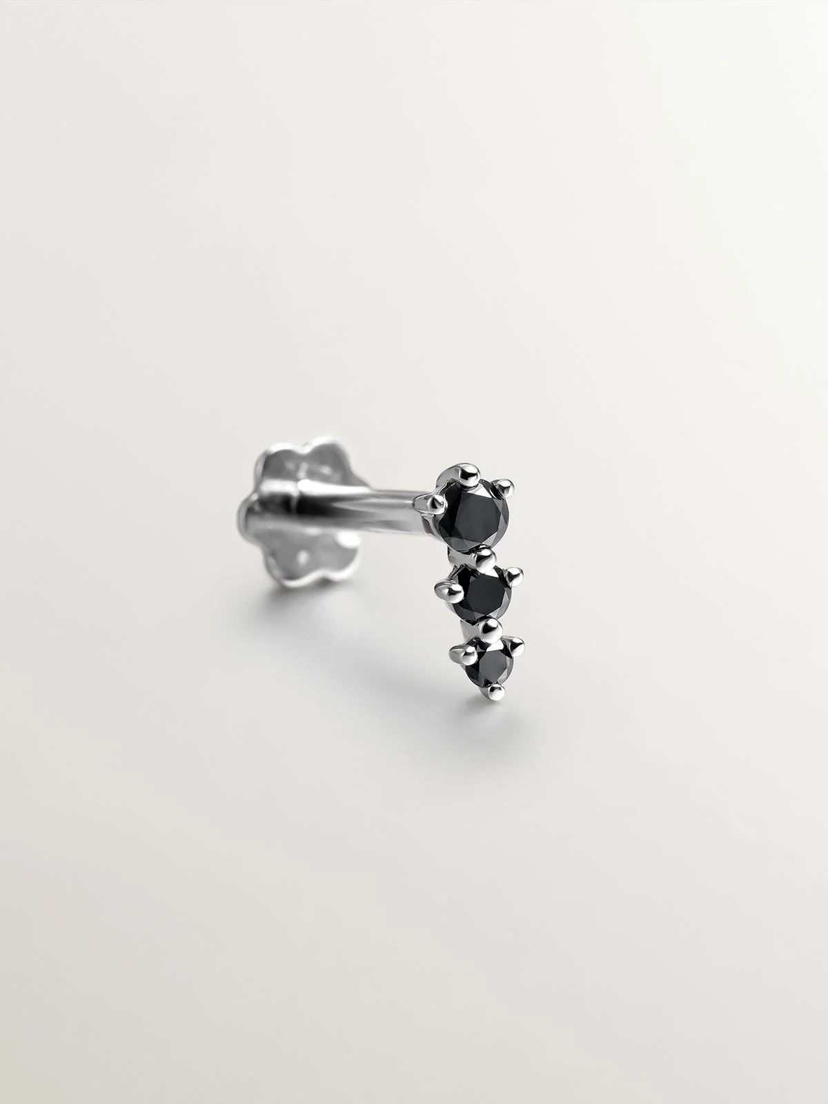 Piercing de oro blanco de 18k con diamantes negros - Image 5
