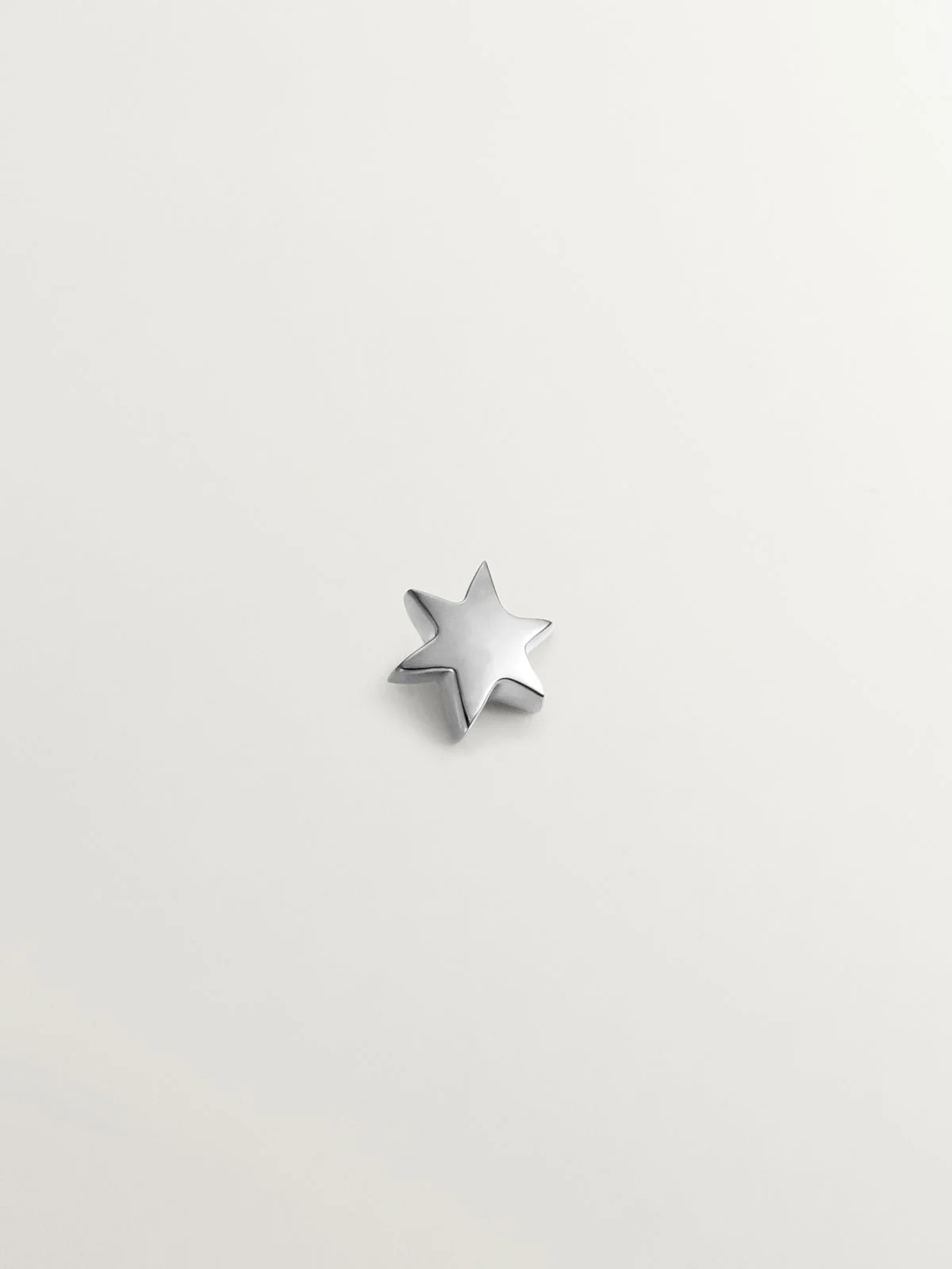 Piercing de oro blanco de 18K con forma de estrella