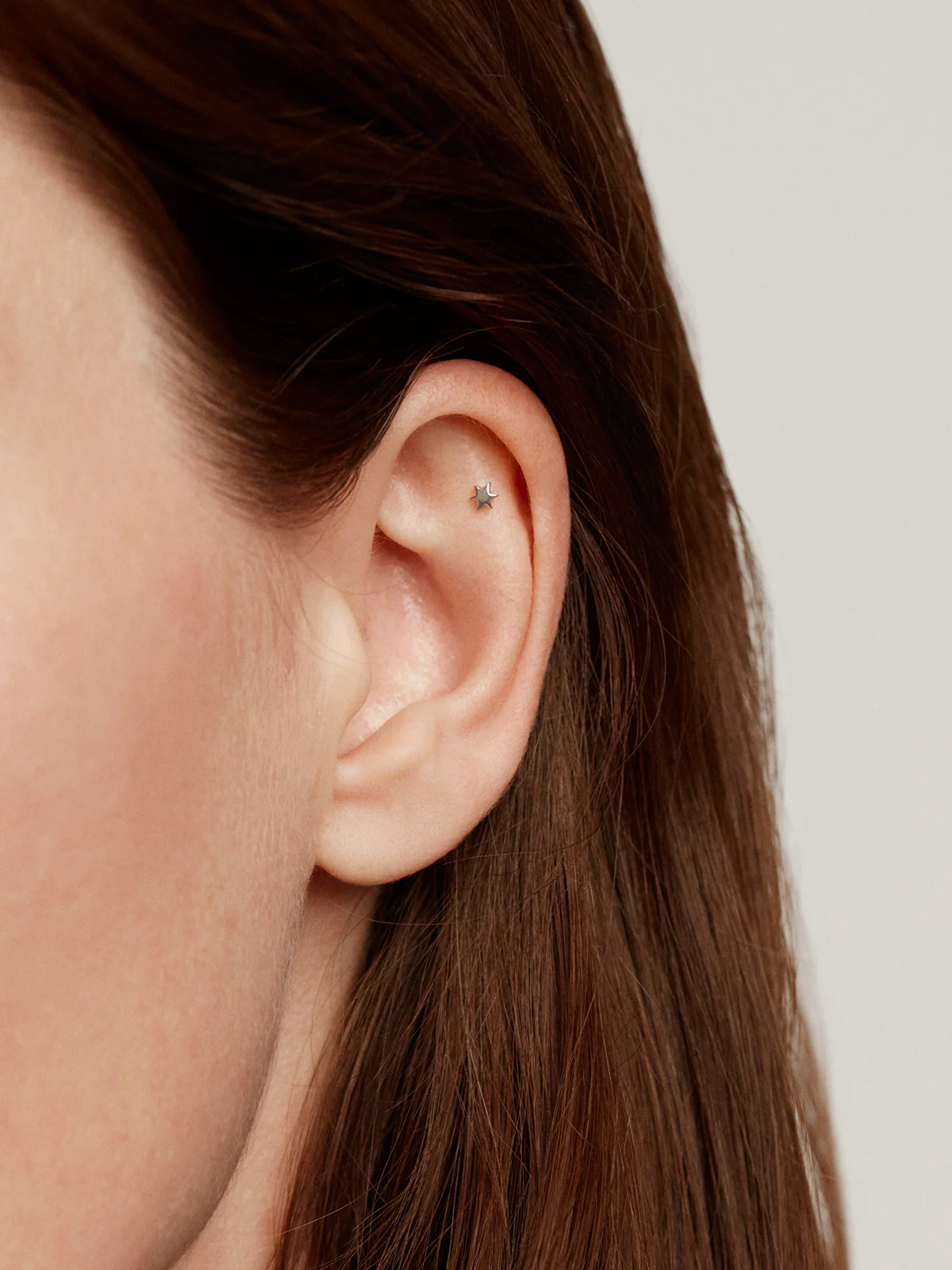 Piercing de oro blanco de 18K con forma de estrella - Image 2