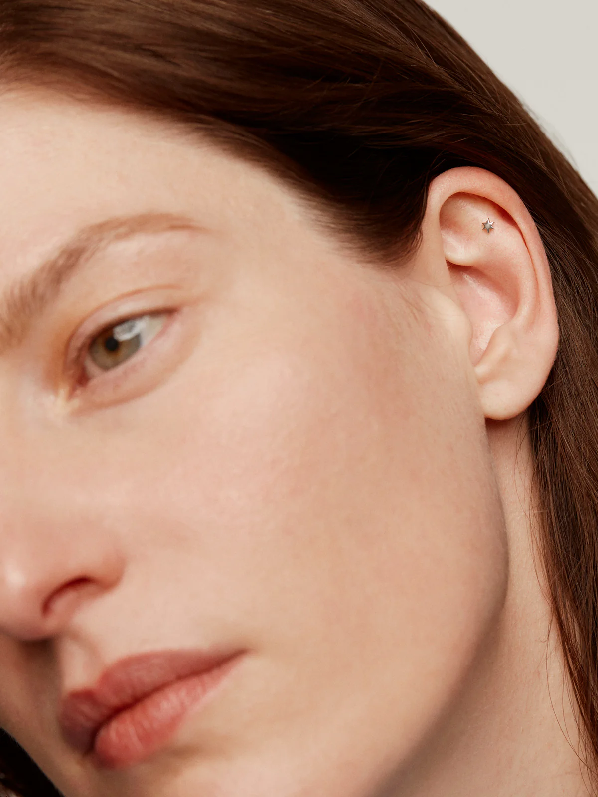 Piercing de oro blanco de 18K con forma de estrella - Image 4