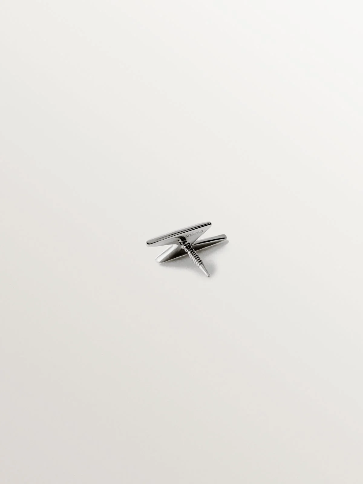Piercing de oro blanco de 18K con forma de rayo - Image 3