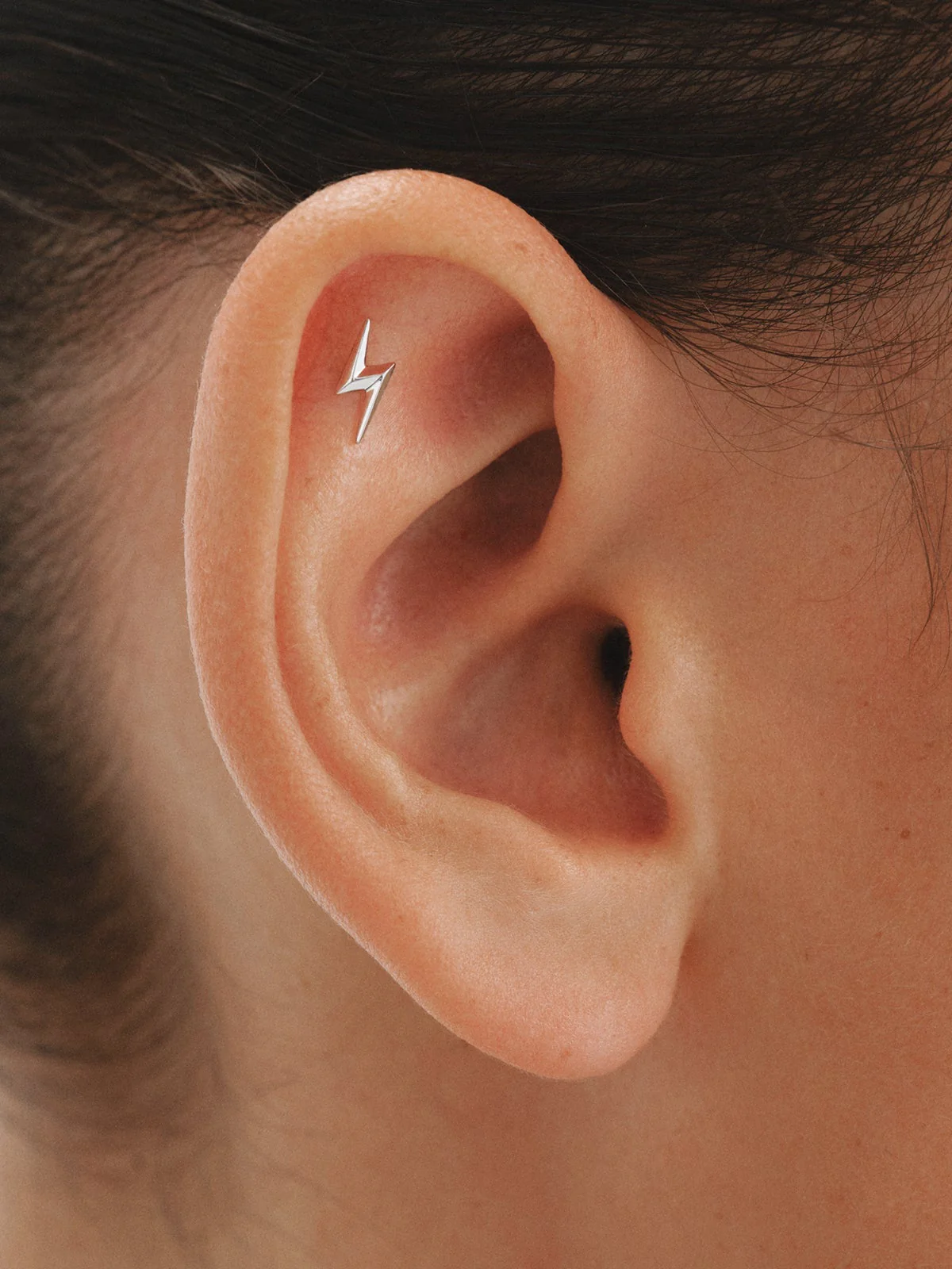 Piercing de oro blanco de 18K con forma de rayo - Image 4
