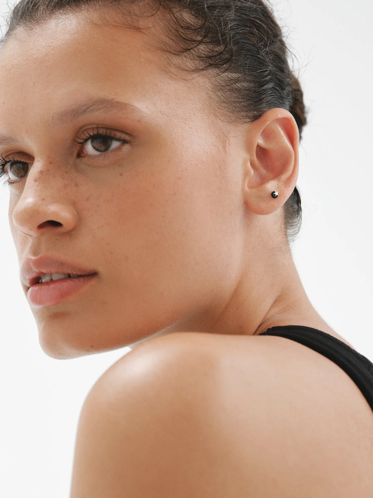 Piercing de oro blanco de 18K con ónix negro y forma de estrella - Image 4