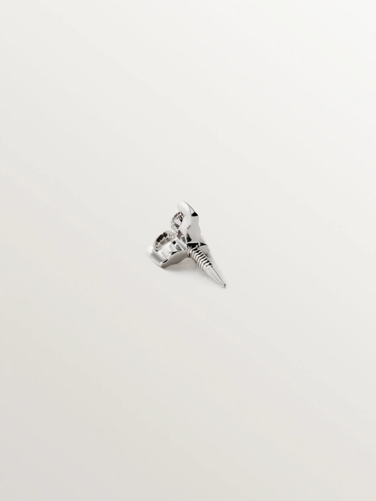 Piercing de oro blanco de 18k con trébol de diamantes - Image 3