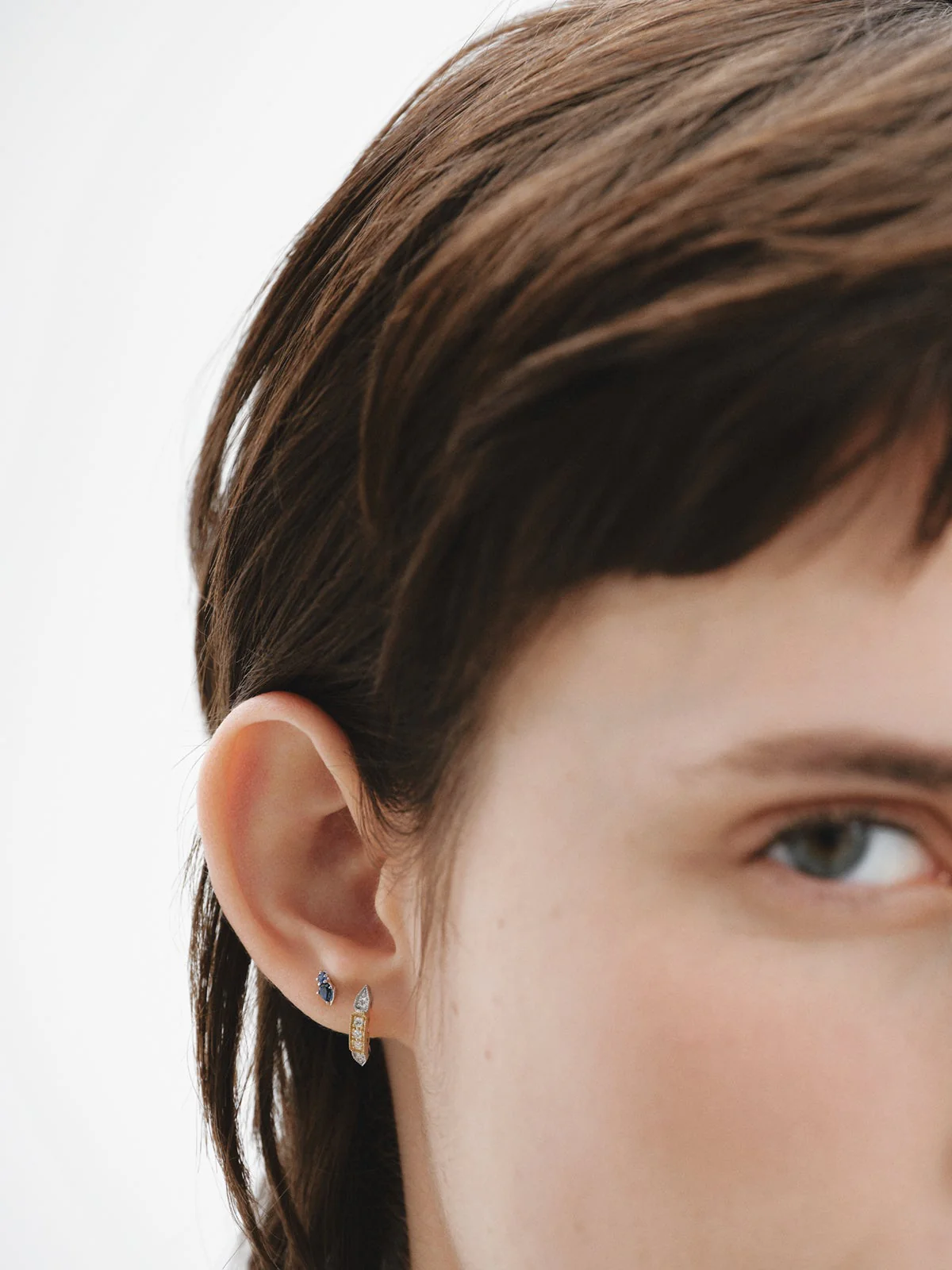 Piercing de oro blanco de 18K con zafiros en talla pera y brillante - Image 5