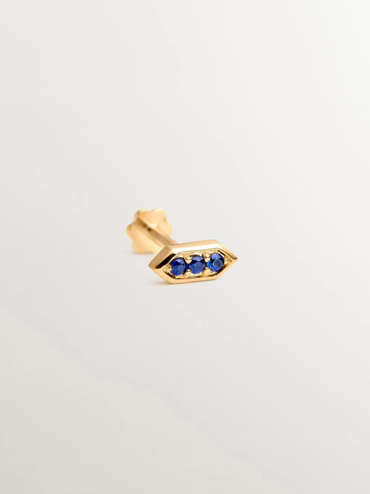 Piercing hexagonal de oro amarillo de 18k con zafiros azules - Image 3
