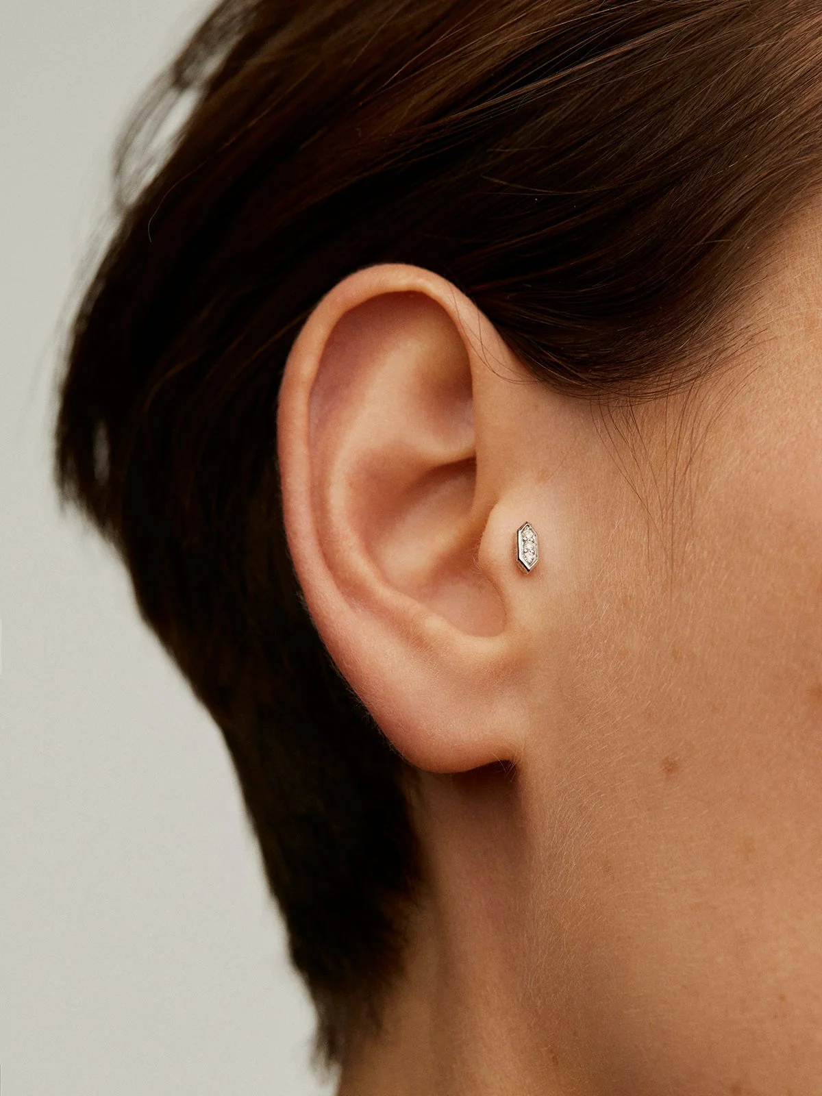 Piercing hexagonal de oro blanco de 18K con diamantes - Image 3