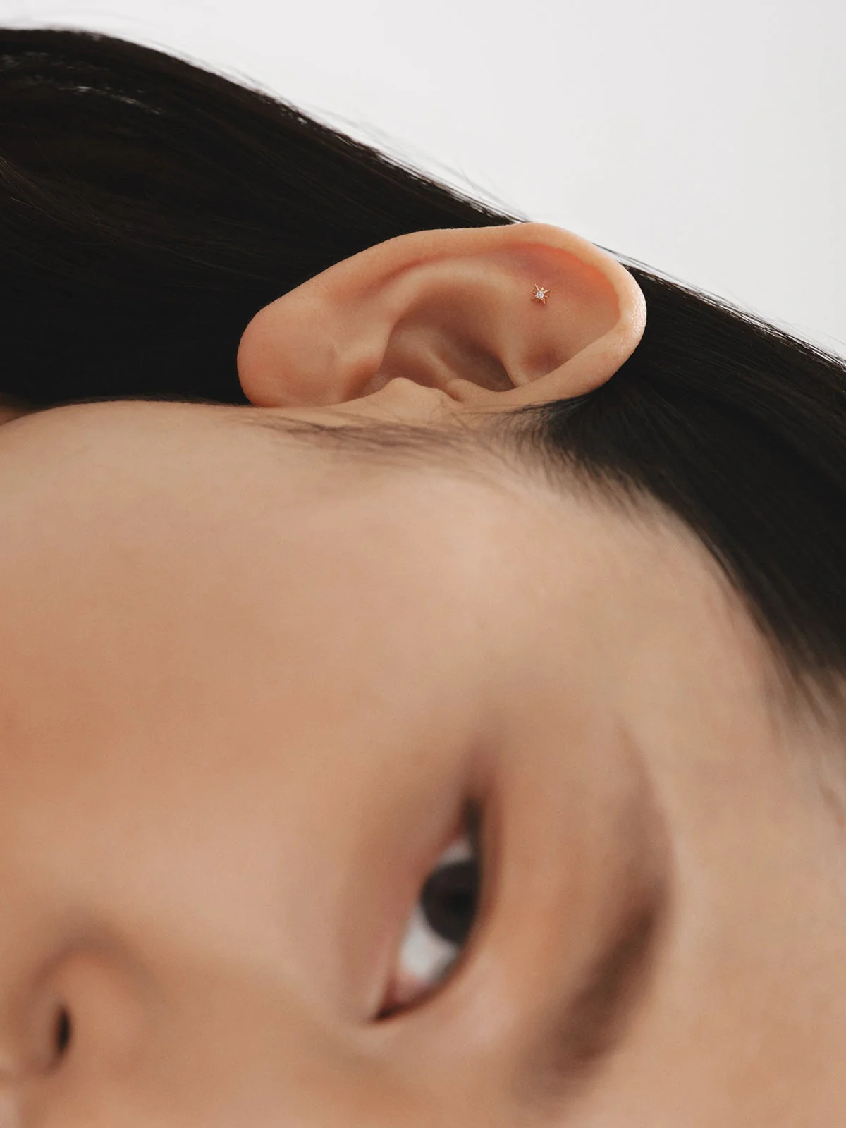 Piercing individual de oro amarillo de 18K con diamante blanco - Image 4