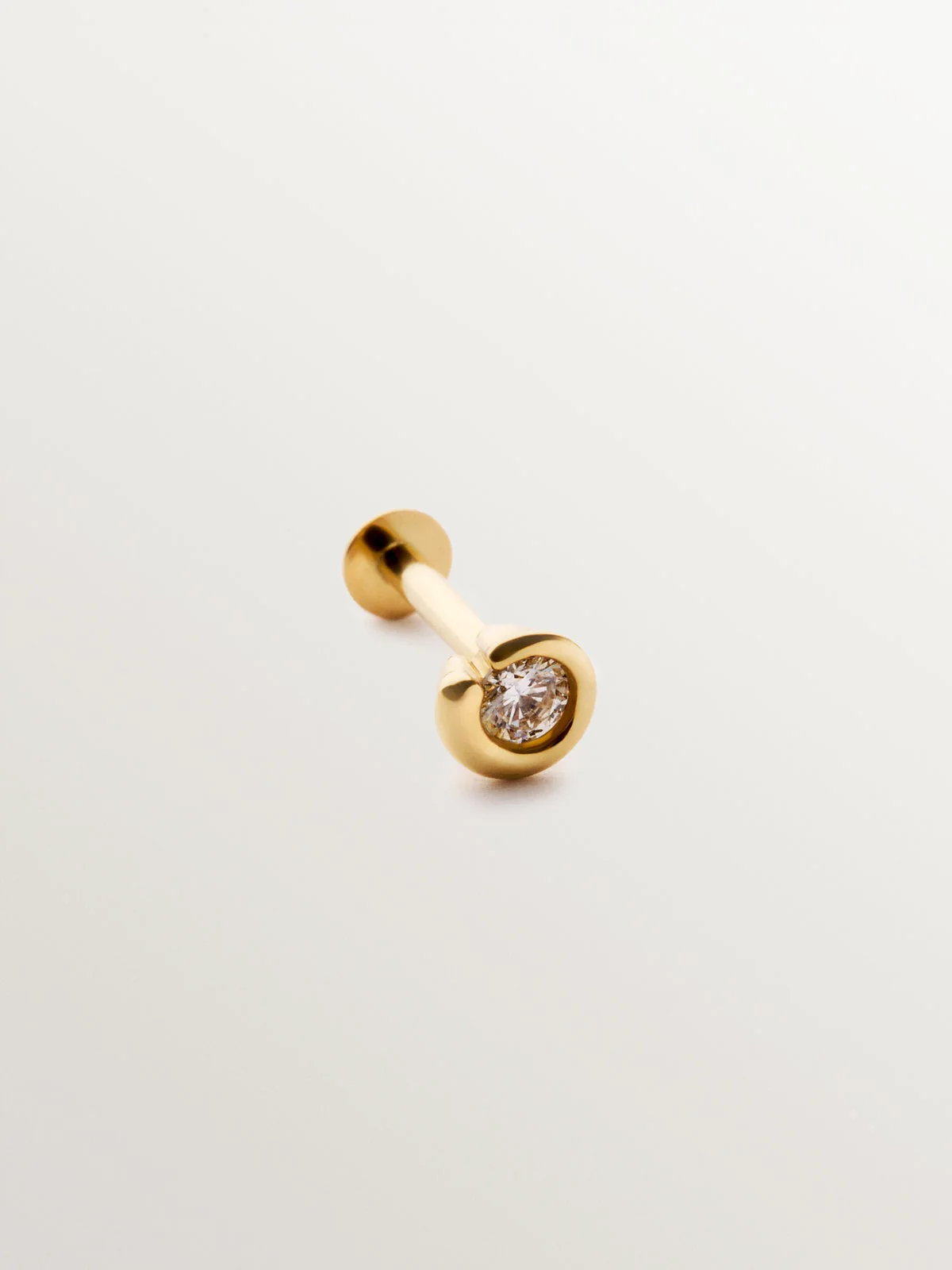 Piercing individual de oro amarillo de 18K con diamante central blanco en talla brillante - Image 3
