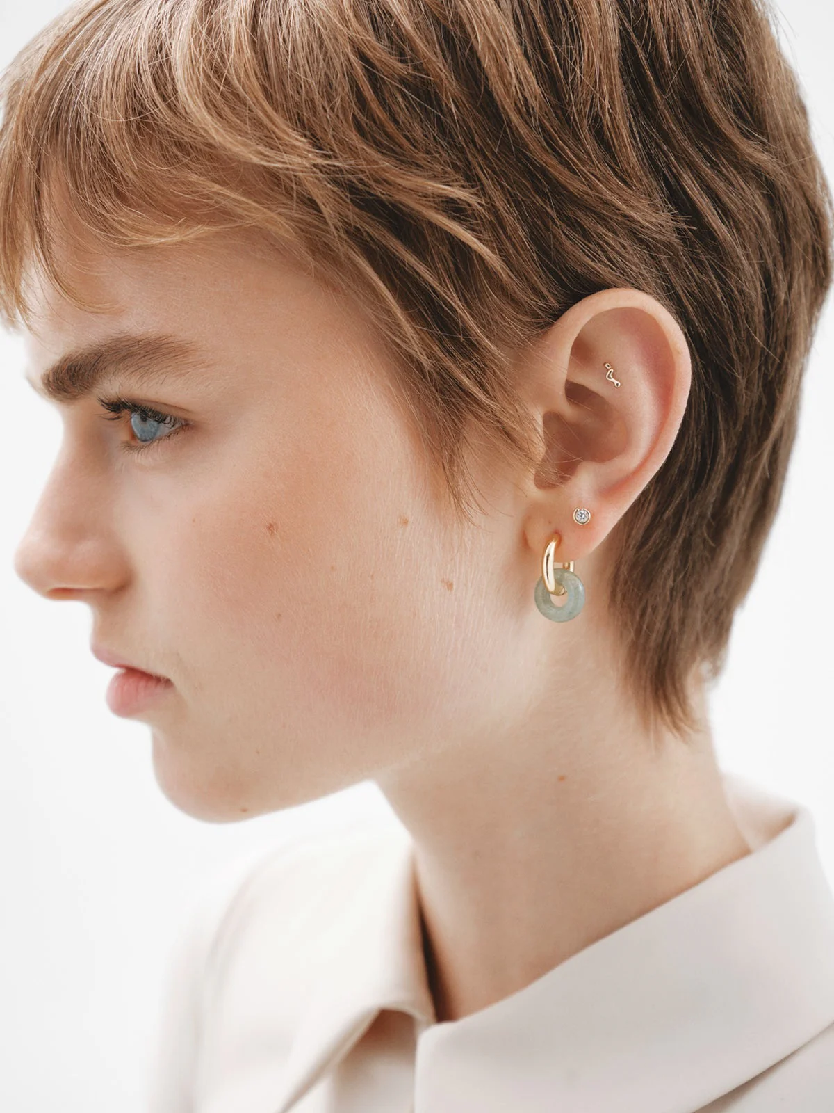 Piercing individual de oro amarillo de 18K con diamante central blanco en talla brillante - Image 6