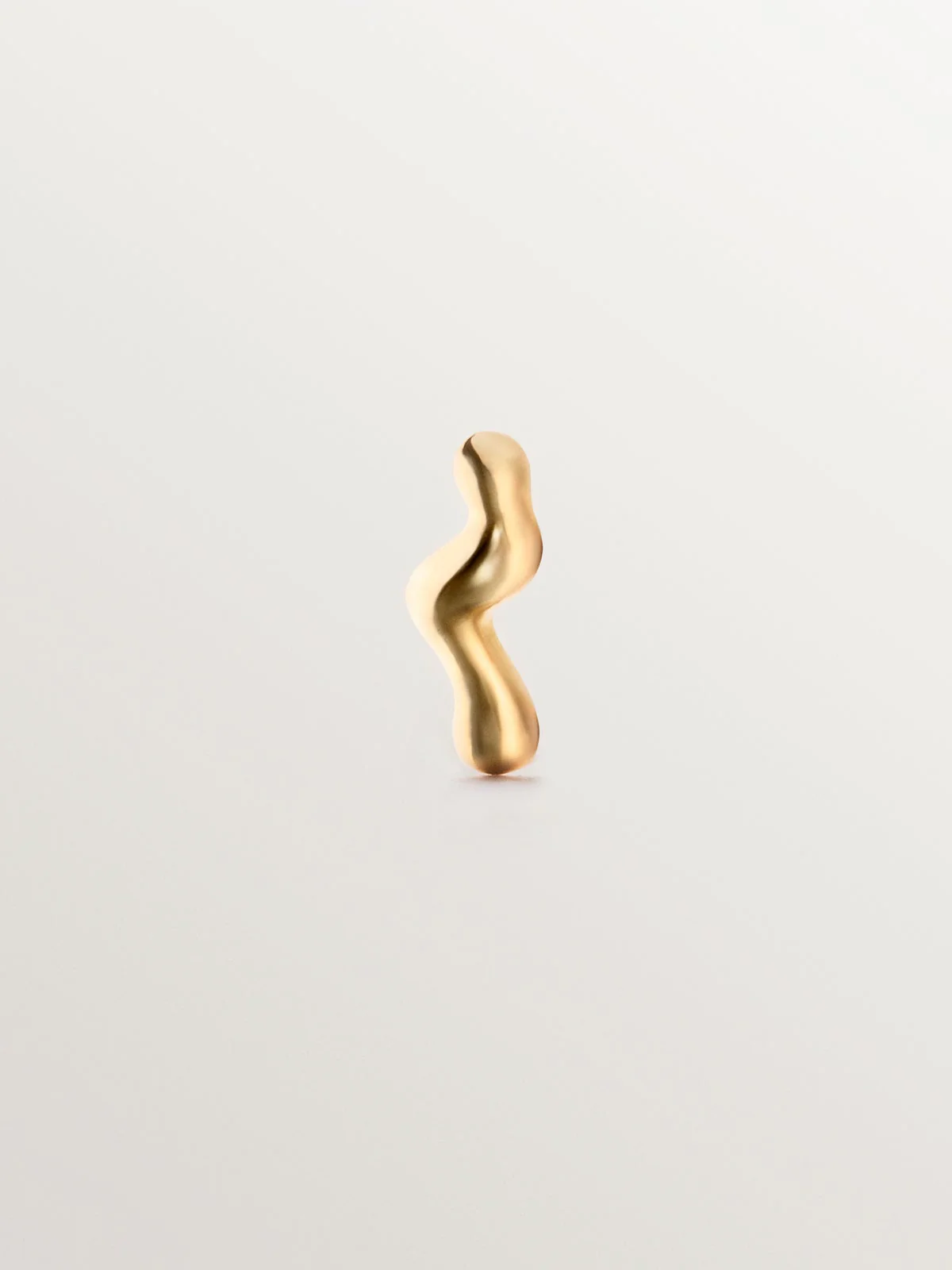 Piercing individual de oro amarillo de 18K con forma orgánica de ola