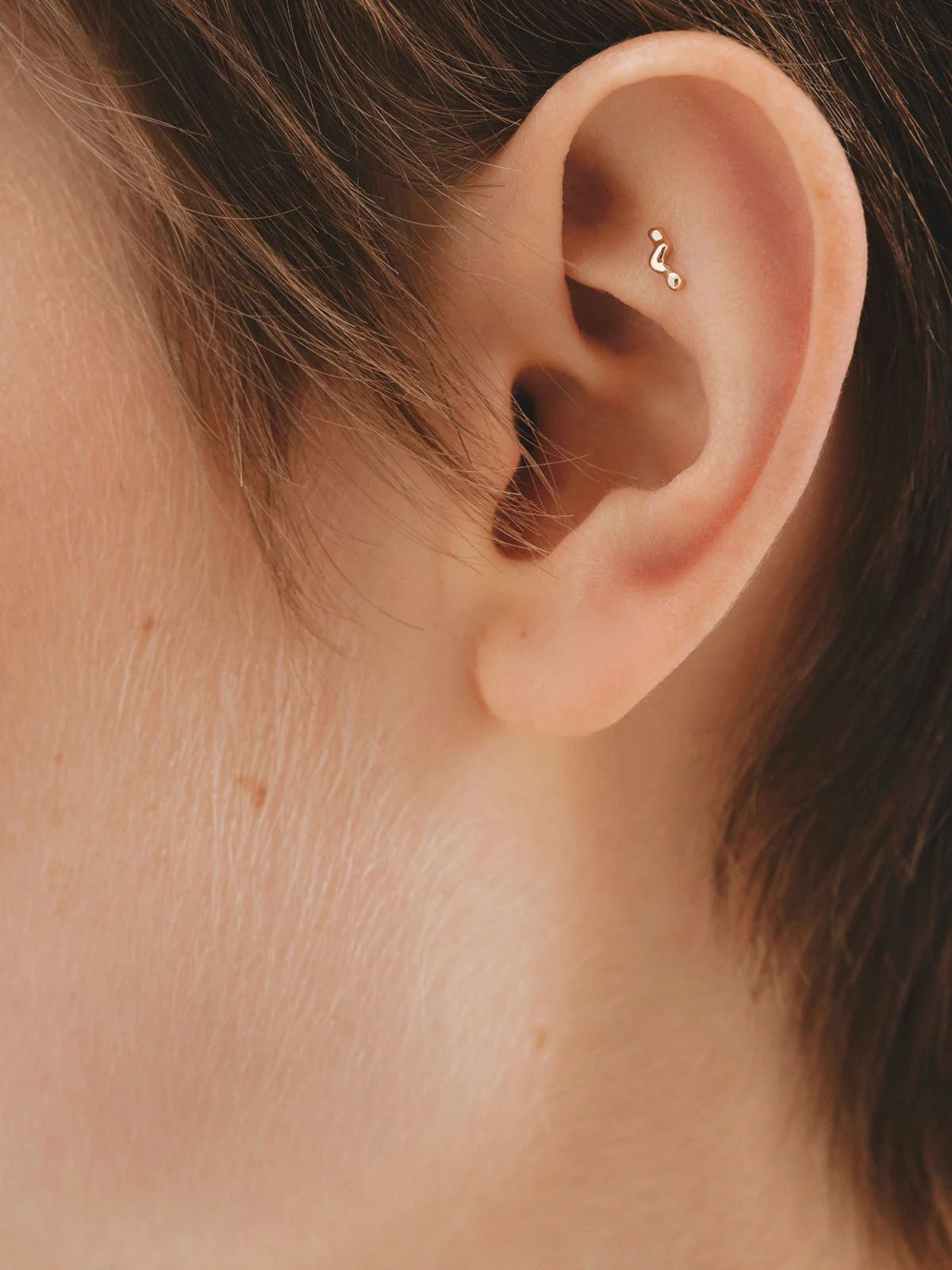 Piercing individual de oro amarillo de 18K con forma orgánica de ola - Image 2