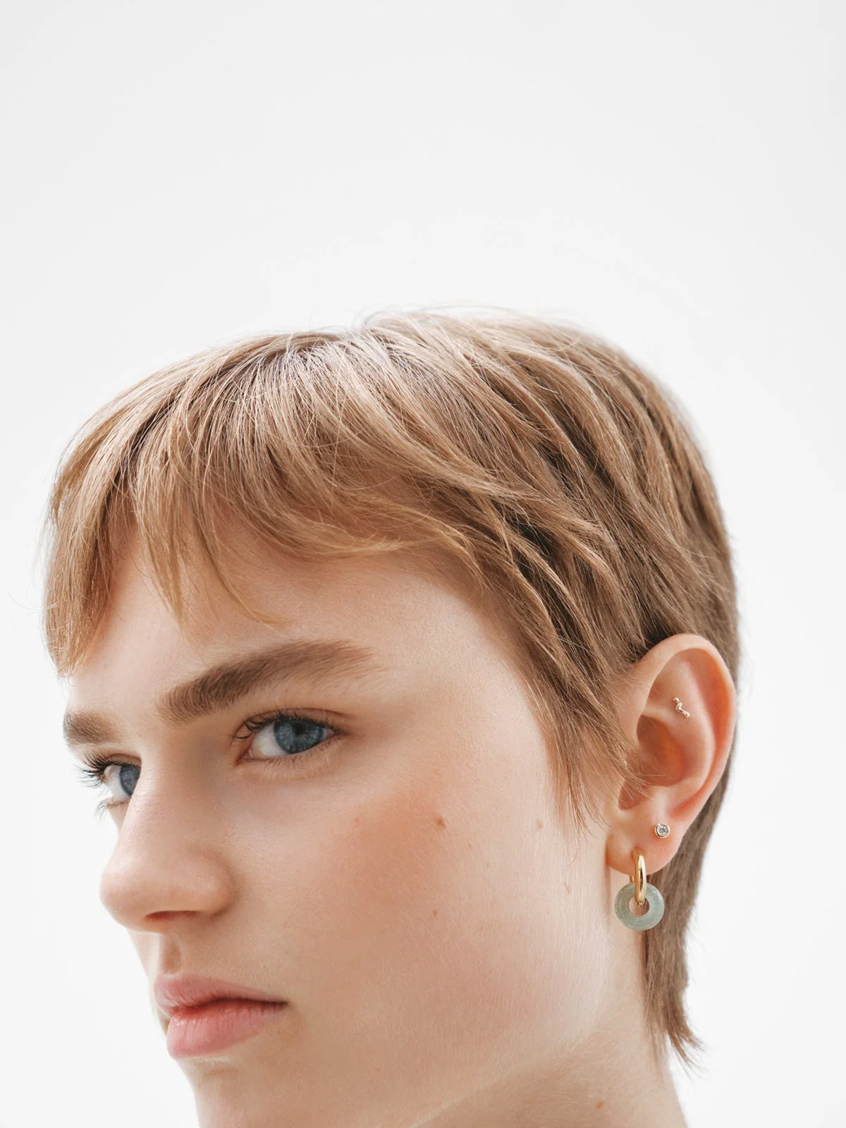 Piercing individual de oro amarillo de 18K con forma orgánica de ola - Image 5